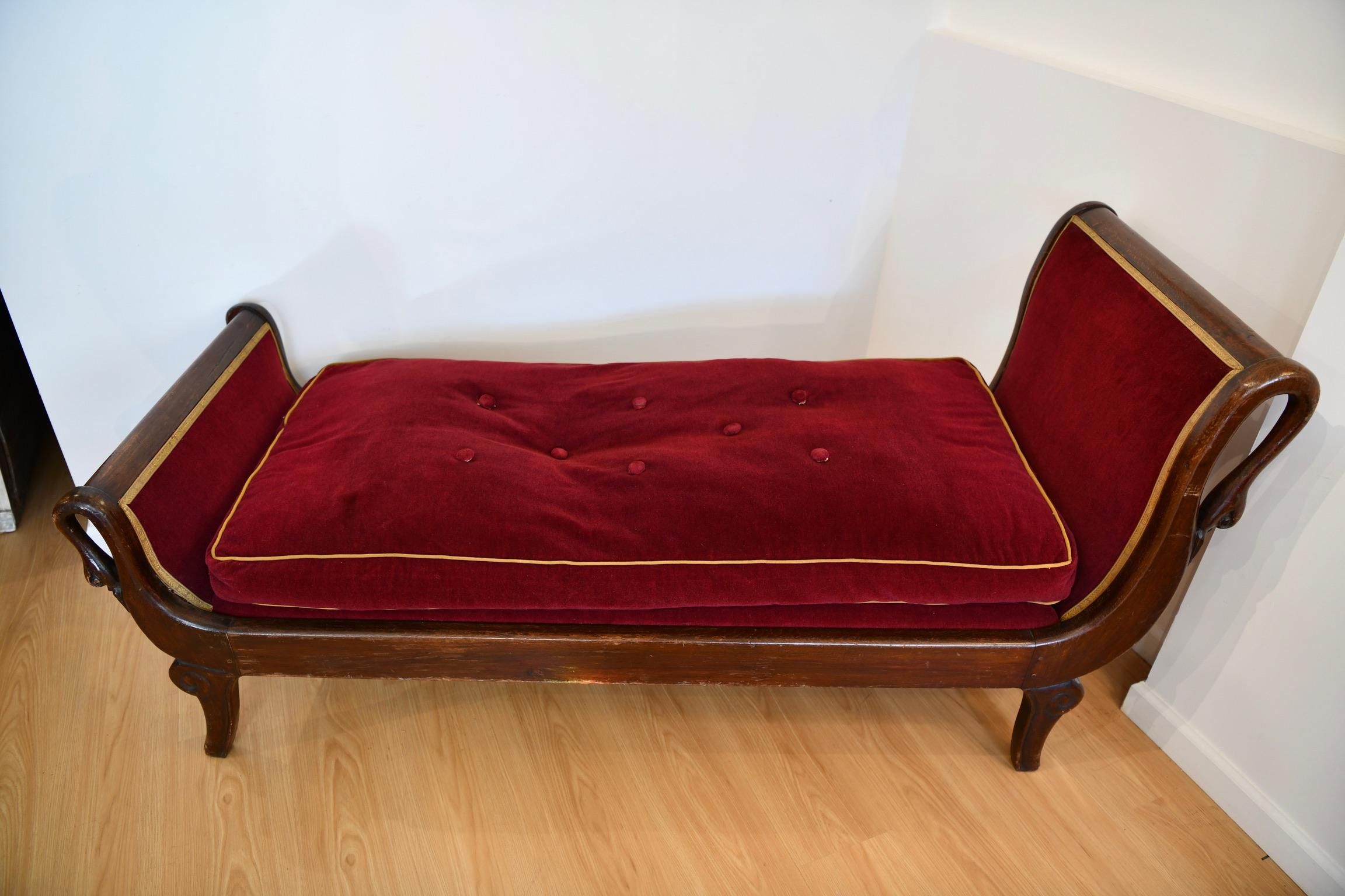 Antique French Mahogany Swan Decorated Chaise Longue For Sale 5