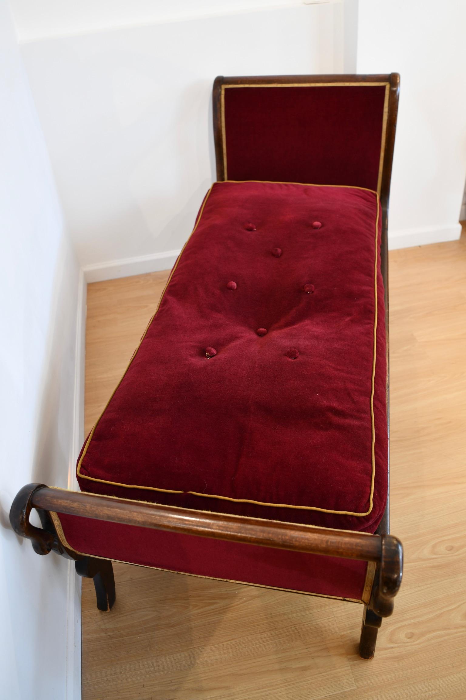 Antique Chaise Longue française en acajou décorée de Swan en vente 7