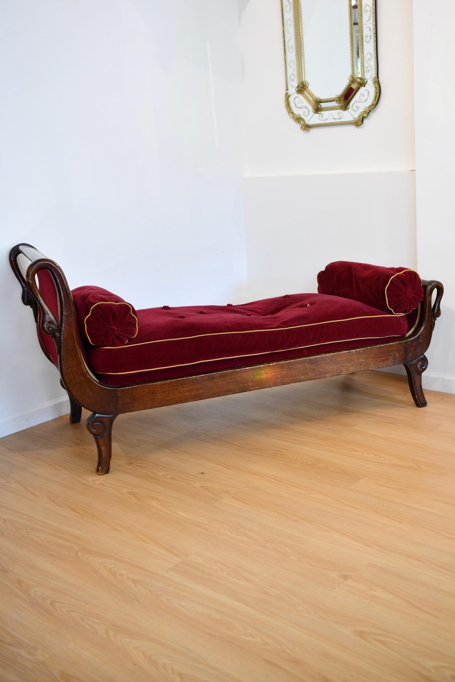 Antique French Mahogany Swan Decorated Chaise Longue For Sale 11