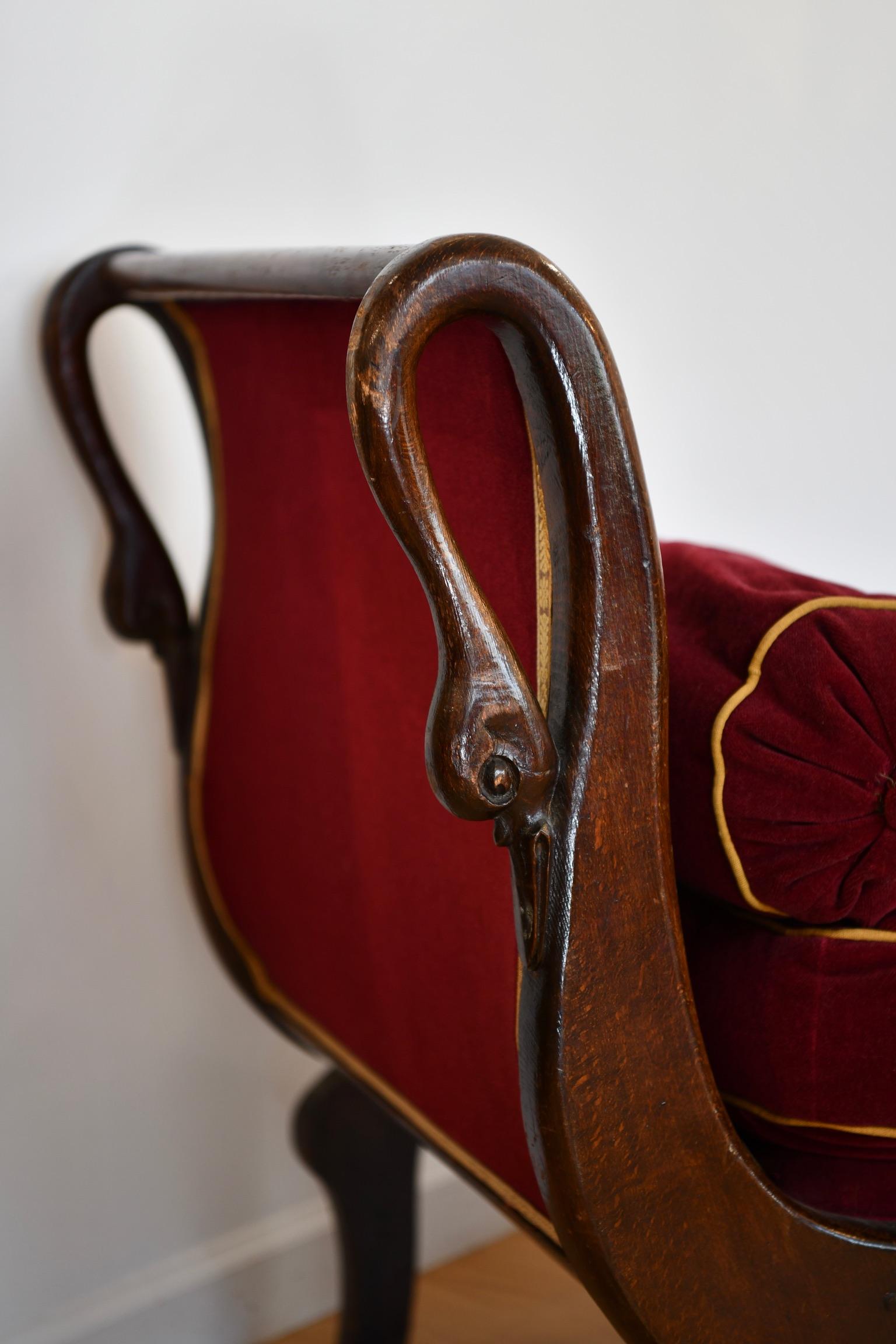 Antique Chaise Longue française en acajou décorée de Swan en vente 11