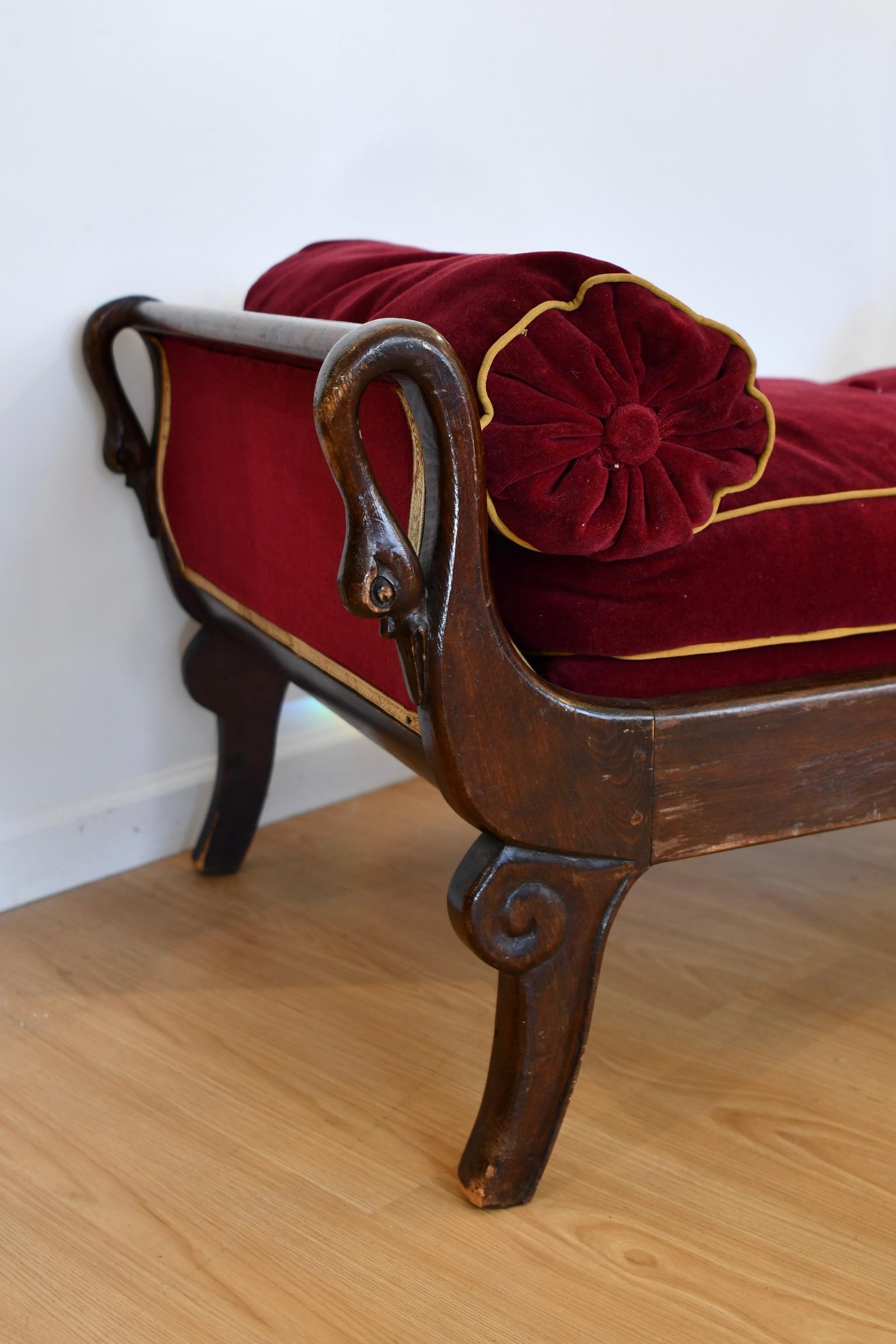 Antique French Mahogany Swan Decorated Chaise Longue In Good Condition For Sale In Brooklyn, NY