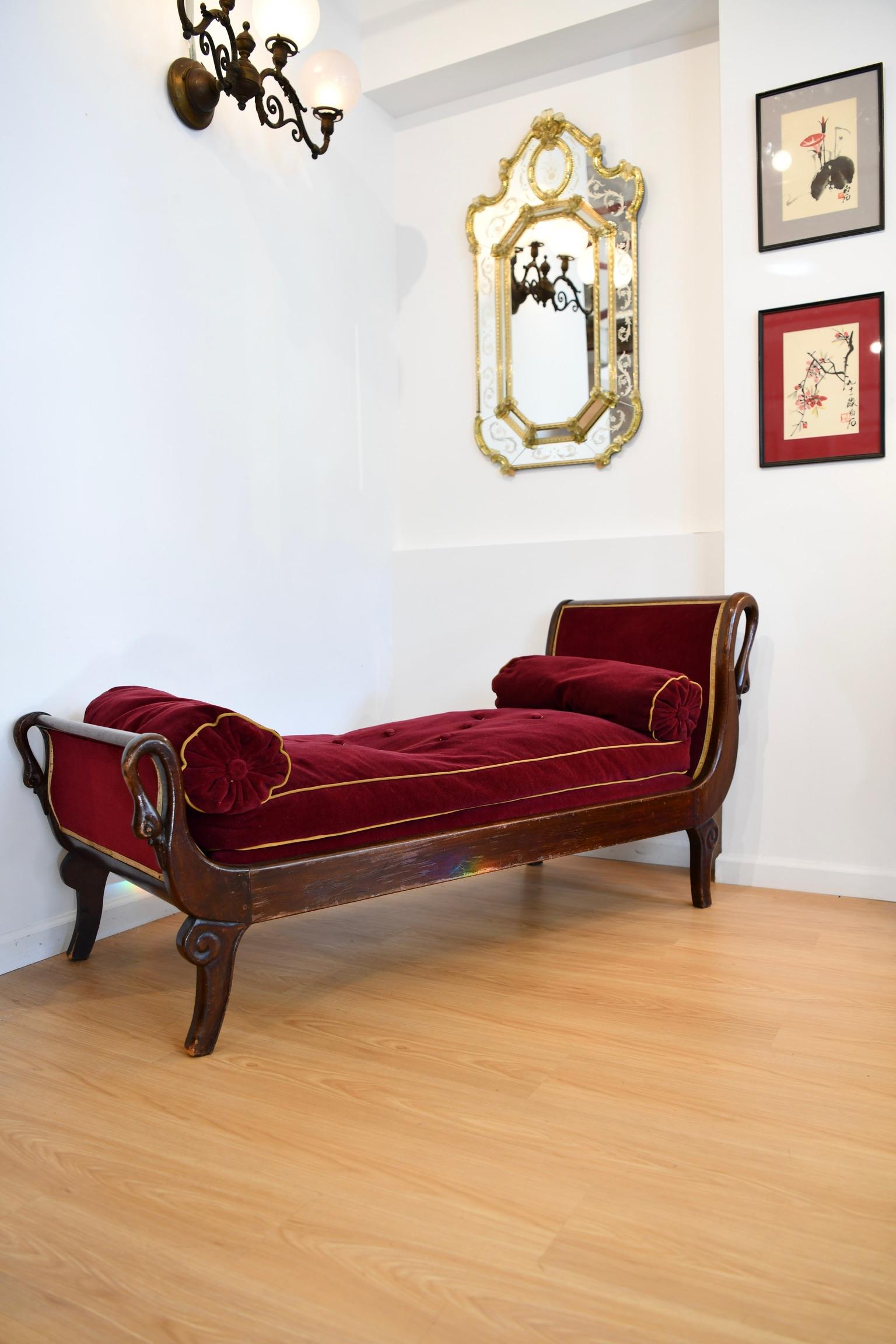 Milieu du XXe siècle Antique Chaise Longue française en acajou décorée de Swan en vente