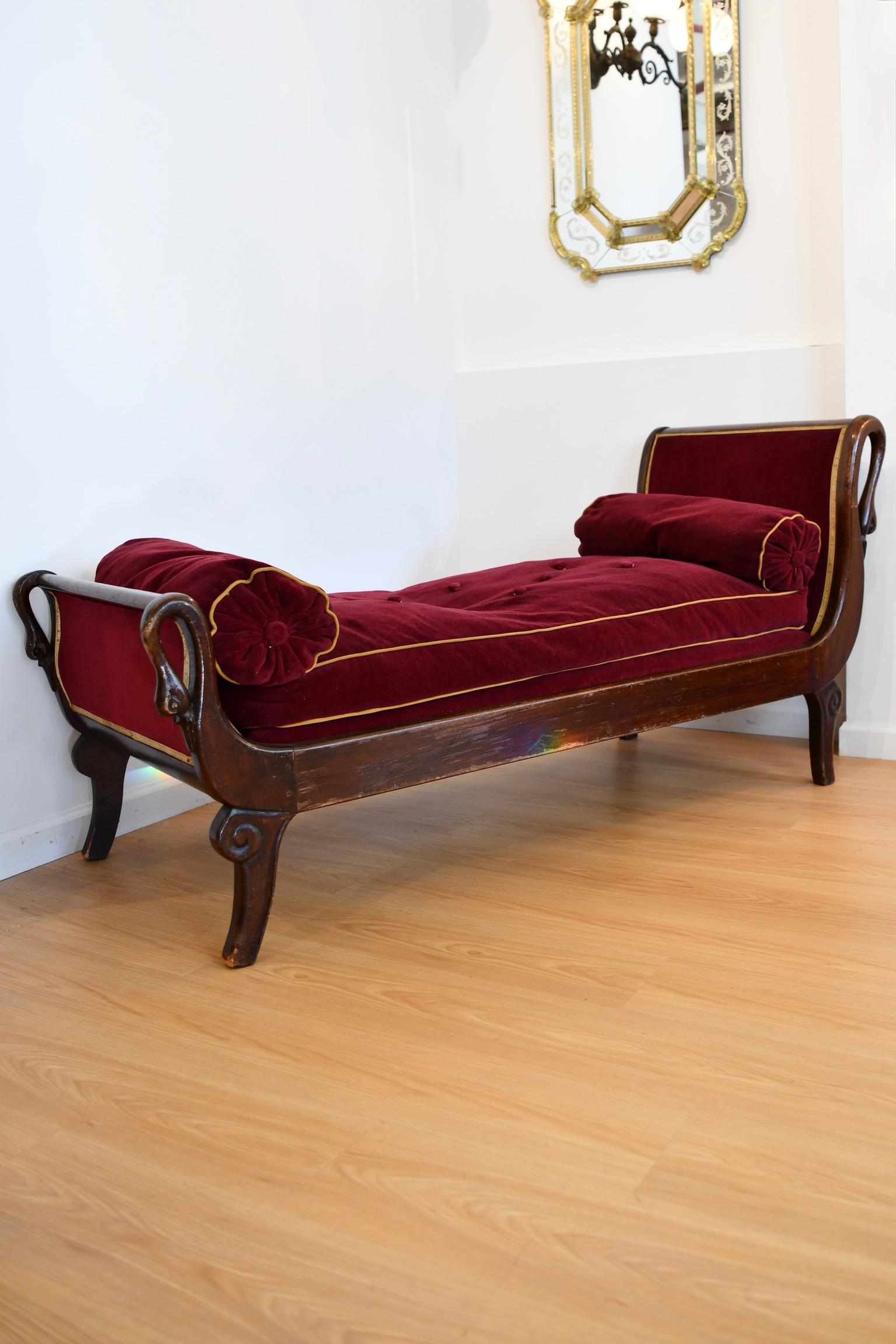 Antique French Mahogany Swan Decorated Chaise Longue For Sale 1