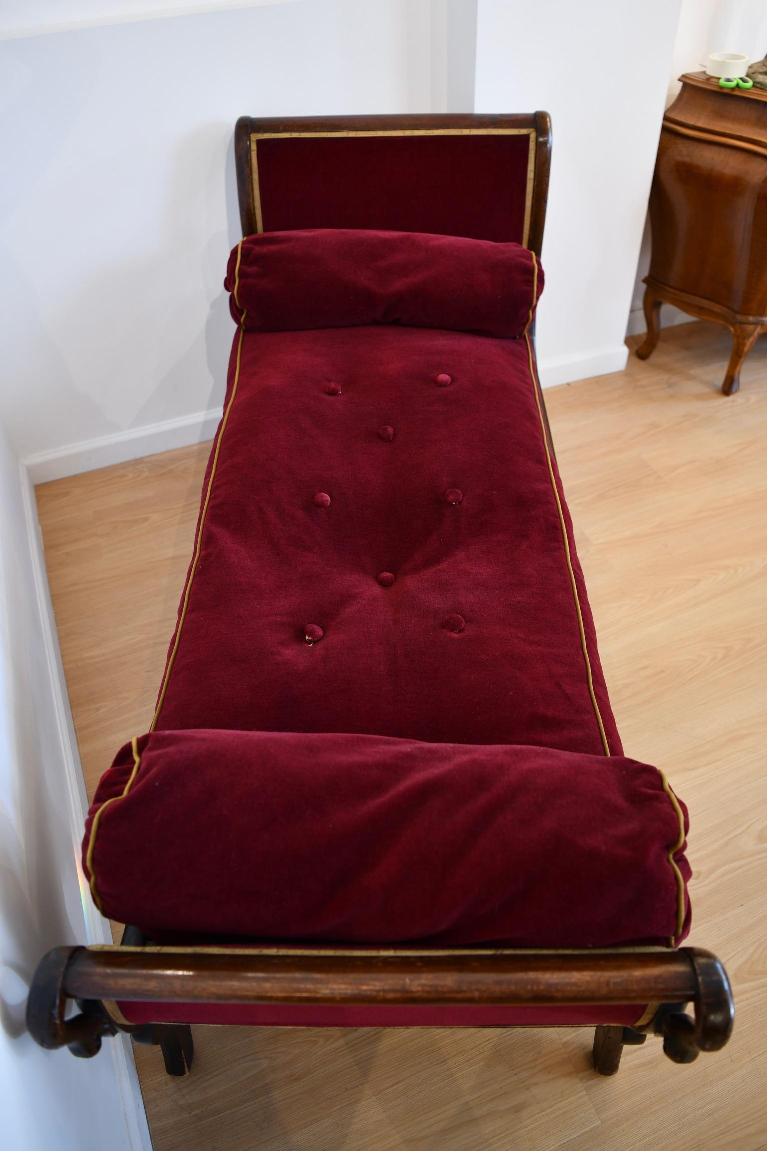 Antique Chaise Longue française en acajou décorée de Swan en vente 1