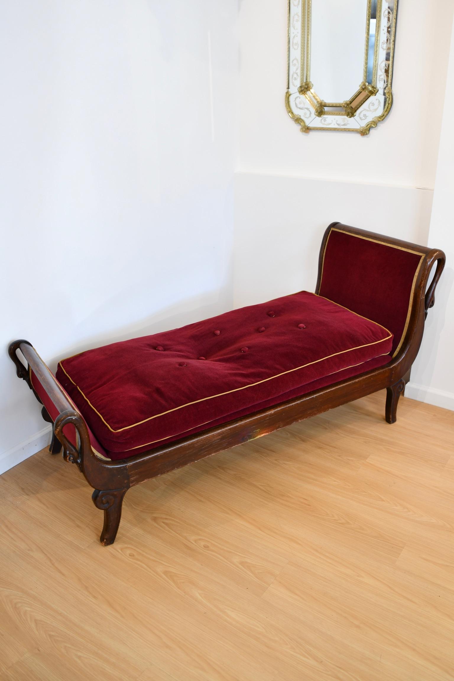 Antique French Mahogany Swan Decorated Chaise Longue For Sale 4