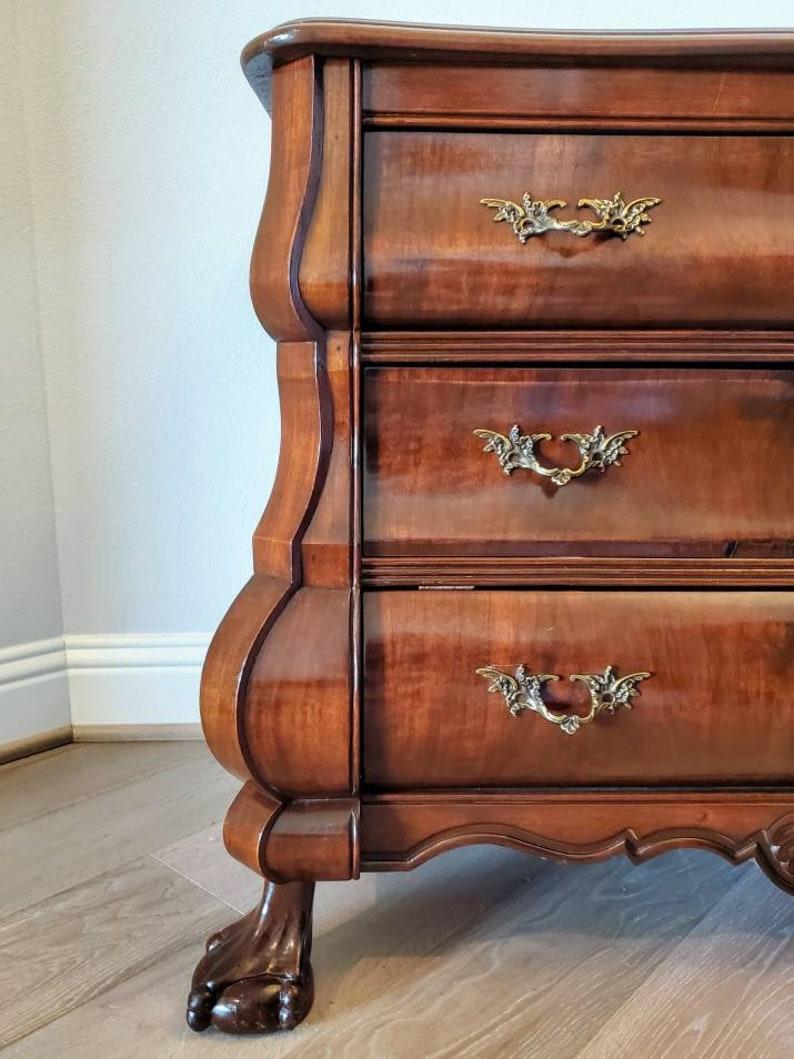 20ième siècle Antiquité - Commode baroque hollandaise en acajou et ronce de noyer à bombes  en vente