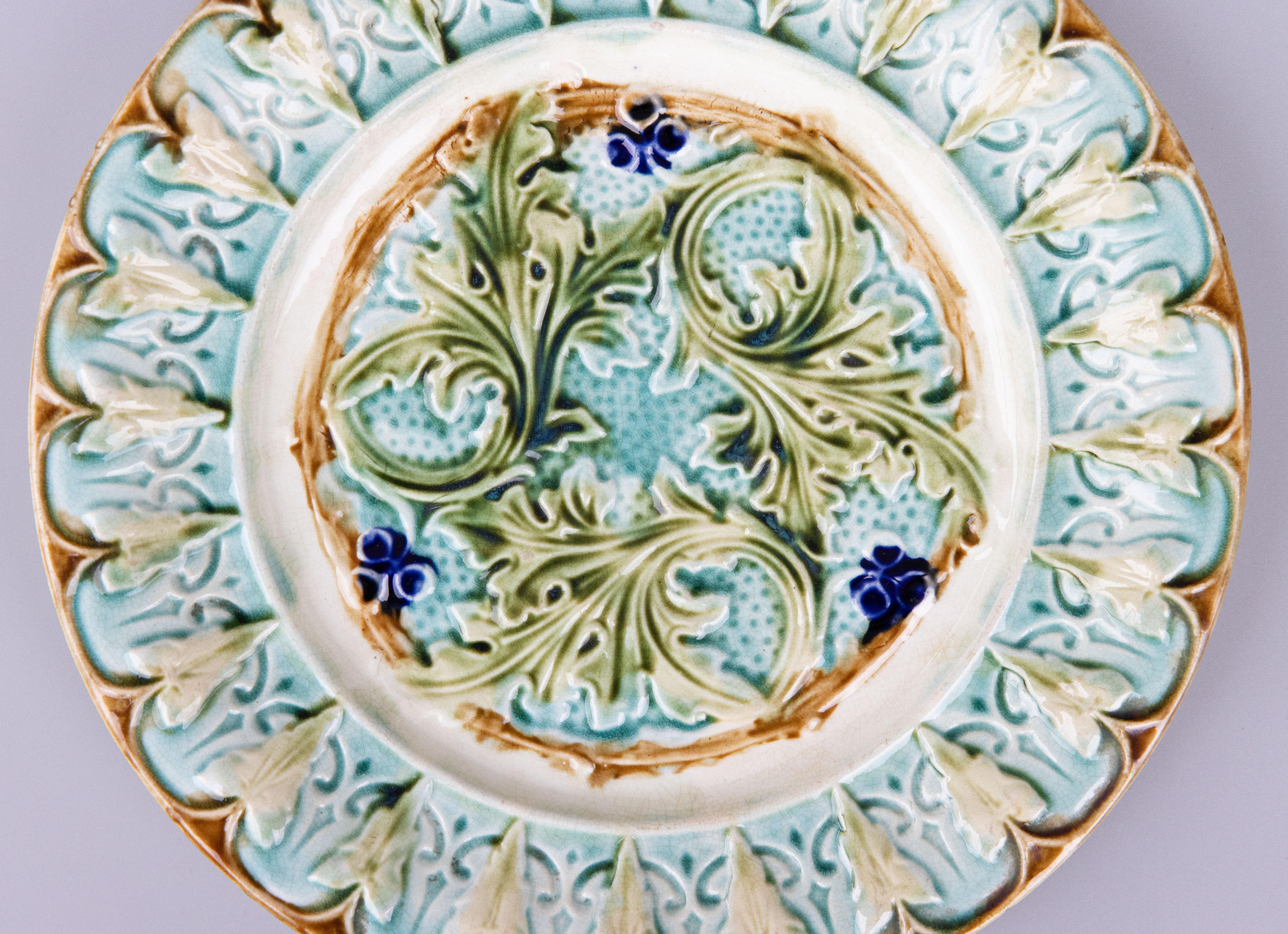 A lovely antique 19th century French Majolica acanthus leaves & ivy plate, circa 1880. This gorgeous plate has hand painted light green acanthus leaves and ivy on a soft turquoise / aqua blue background. The colors are stunning! It would be lovely