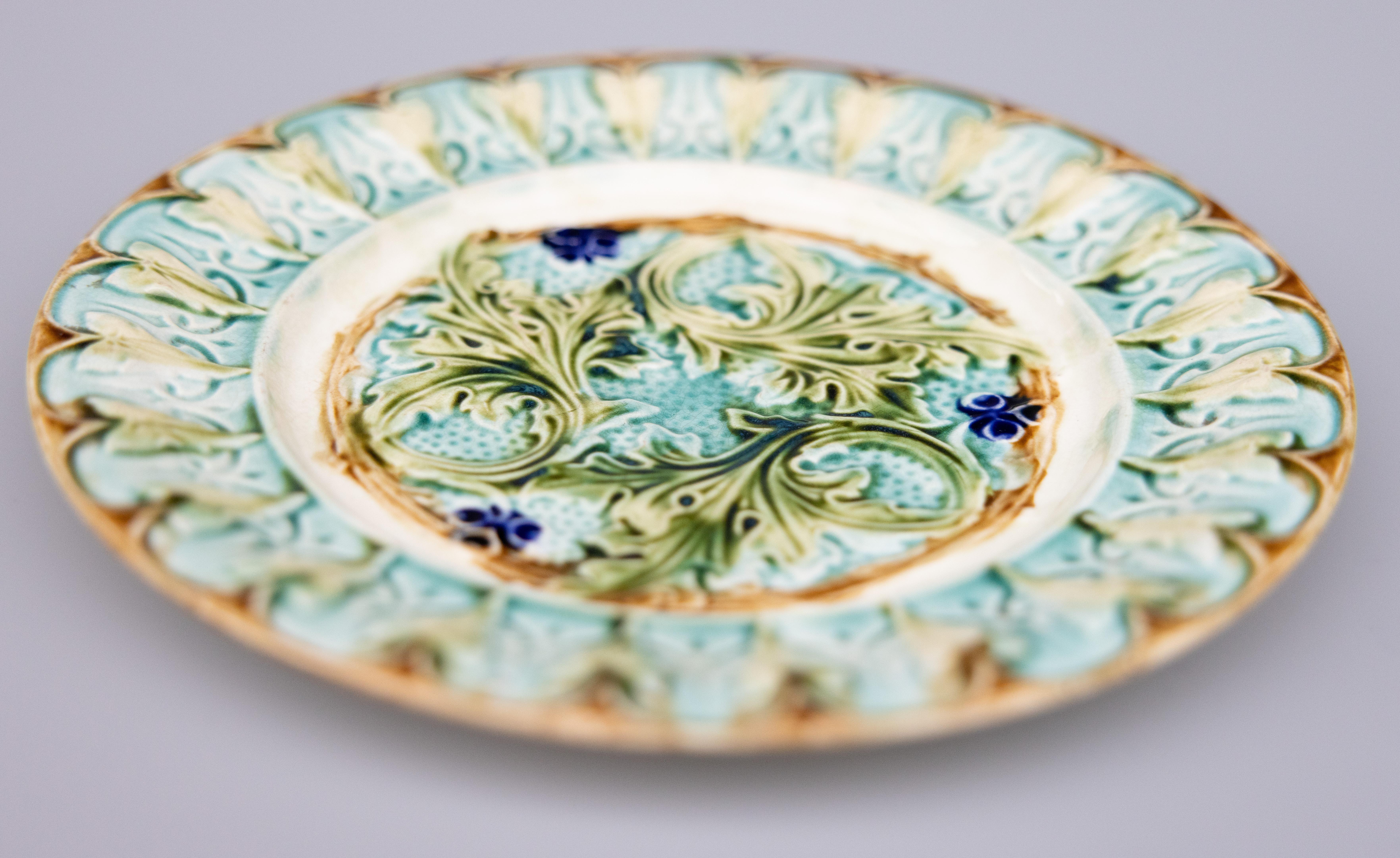 Antique French Majolica Acanthus Leaves and Ivy Plate, circa 1880 In Good Condition In Pearland, TX