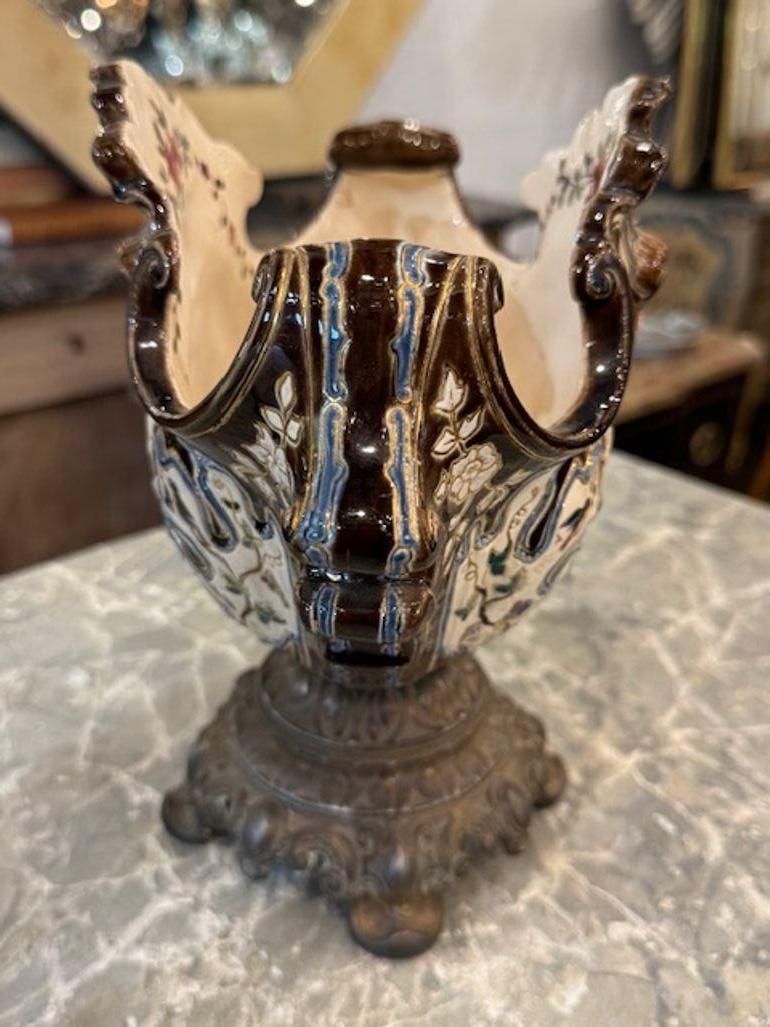 Este centro de mesa francés antiguo de mayólica y latón es un complemento impresionante para cualquier colección de antigüedades o decoración de inspiración vintage. Esta pieza única sirve como centro de mesa funcional y elegante, perfecto para
