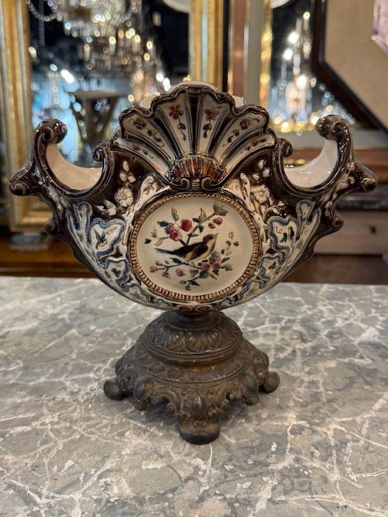 Centro de mesa antiguo francés de mayólica y latón Francés en venta