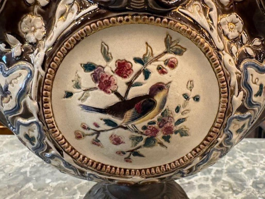 Centro de mesa antiguo francés de mayólica y latón Latón en venta