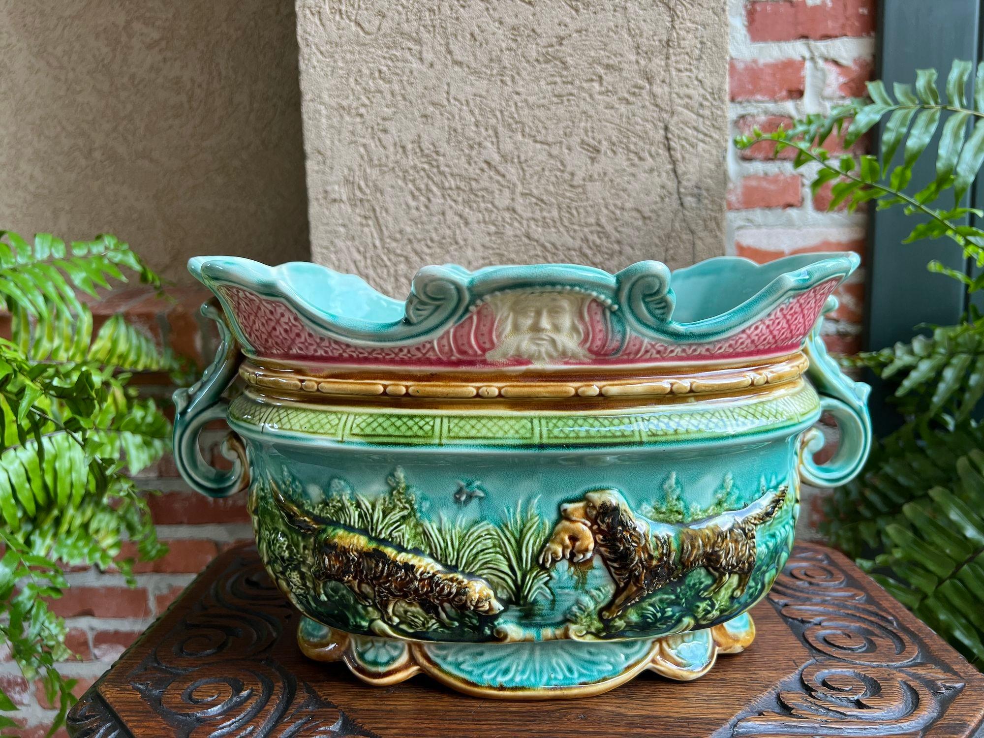 Antique French Majolica Barbotine Jardinière Hunt Dog Onnaing Cache Pot Planter.

En provenance directe de France, une magnifique jardinière ou cache pot en majolique française ancienne du 19ème siècle !
Le cache-pot est d'une forme élégante, avec