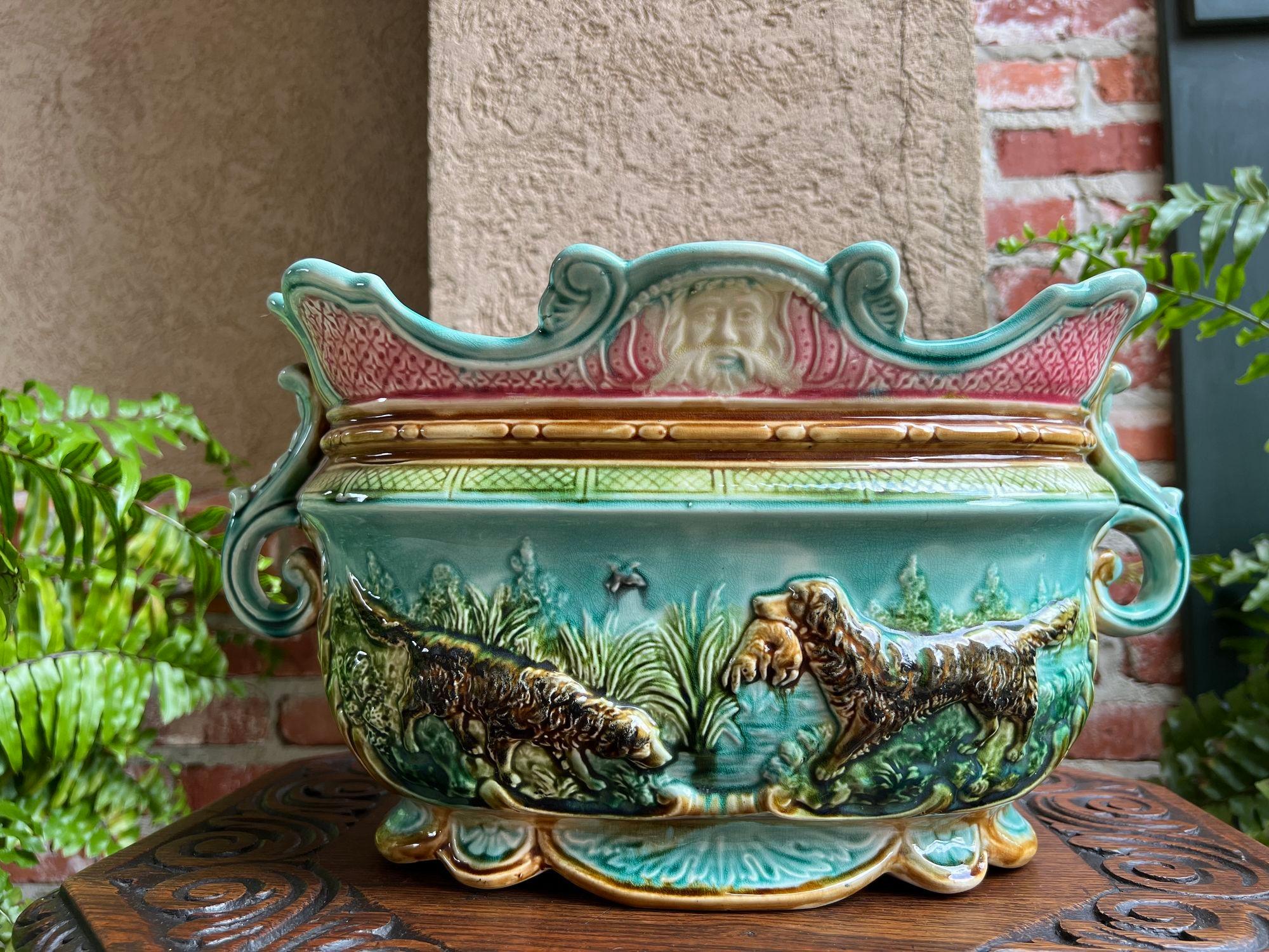 Provincial français Antiquité Française Majolique Barbotine Jardinière Hunt Dog Onnaing Cache Pot Planter