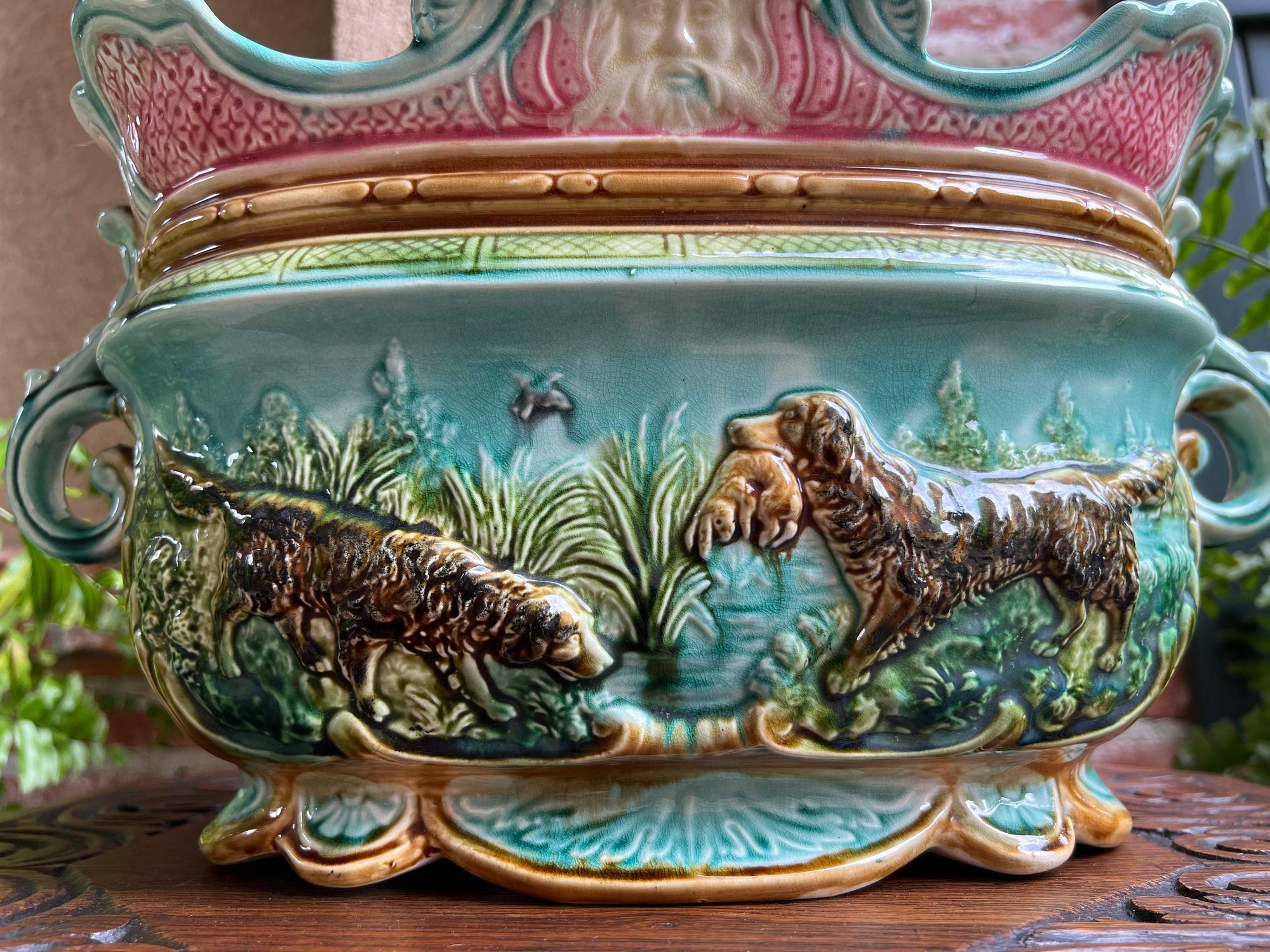 Antiquité Française Majolique Barbotine Jardinière Hunt Dog Onnaing Cache Pot Planter Bon état à Shreveport, LA
