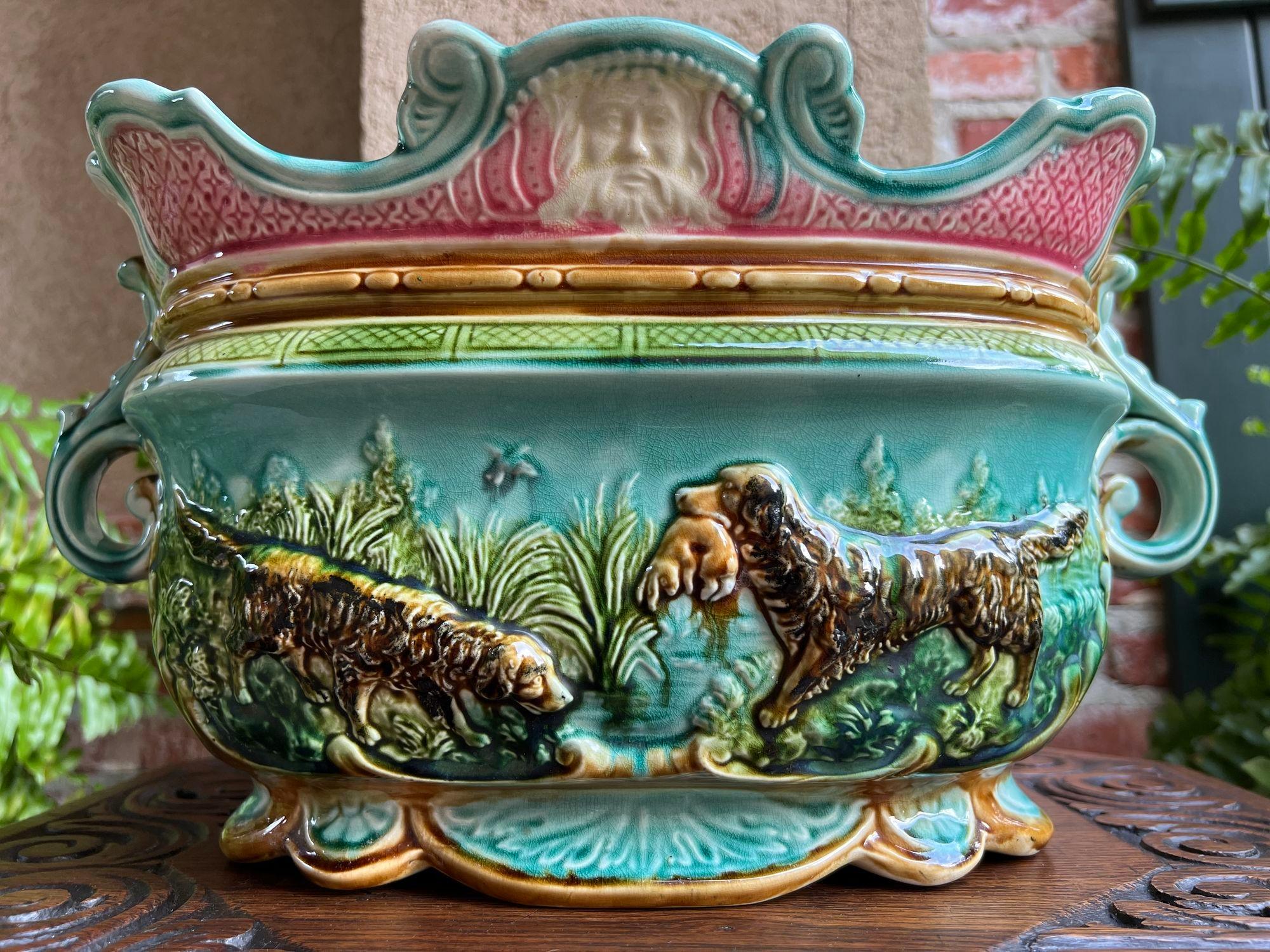 XIXe siècle Antiquité Française Majolique Barbotine Jardinière Hunt Dog Onnaing Cache Pot Planter