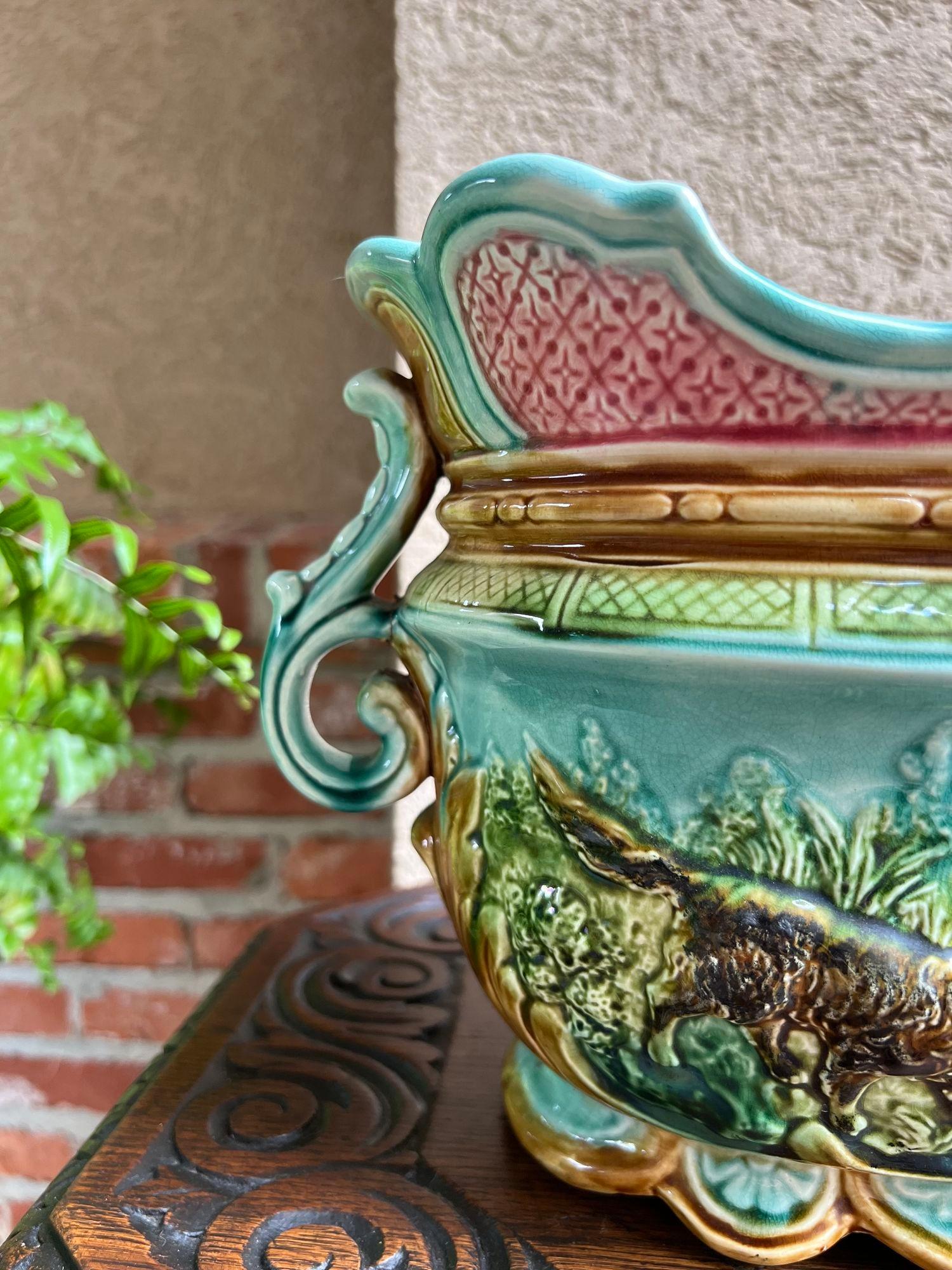 Céramique Antiquité Française Majolique Barbotine Jardinière Hunt Dog Onnaing Cache Pot Planter