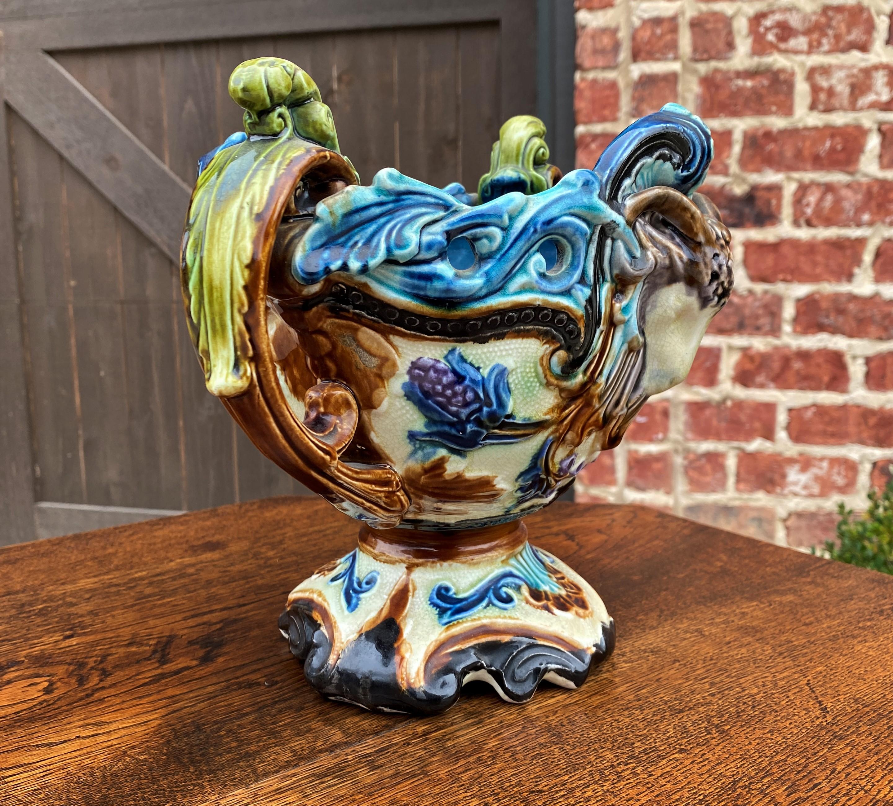 Ancien vase jardinière en majolique française, cache-pot, jardinière, jardinière avec fleurs, vers 1900 Bon état à Tyler, TX
