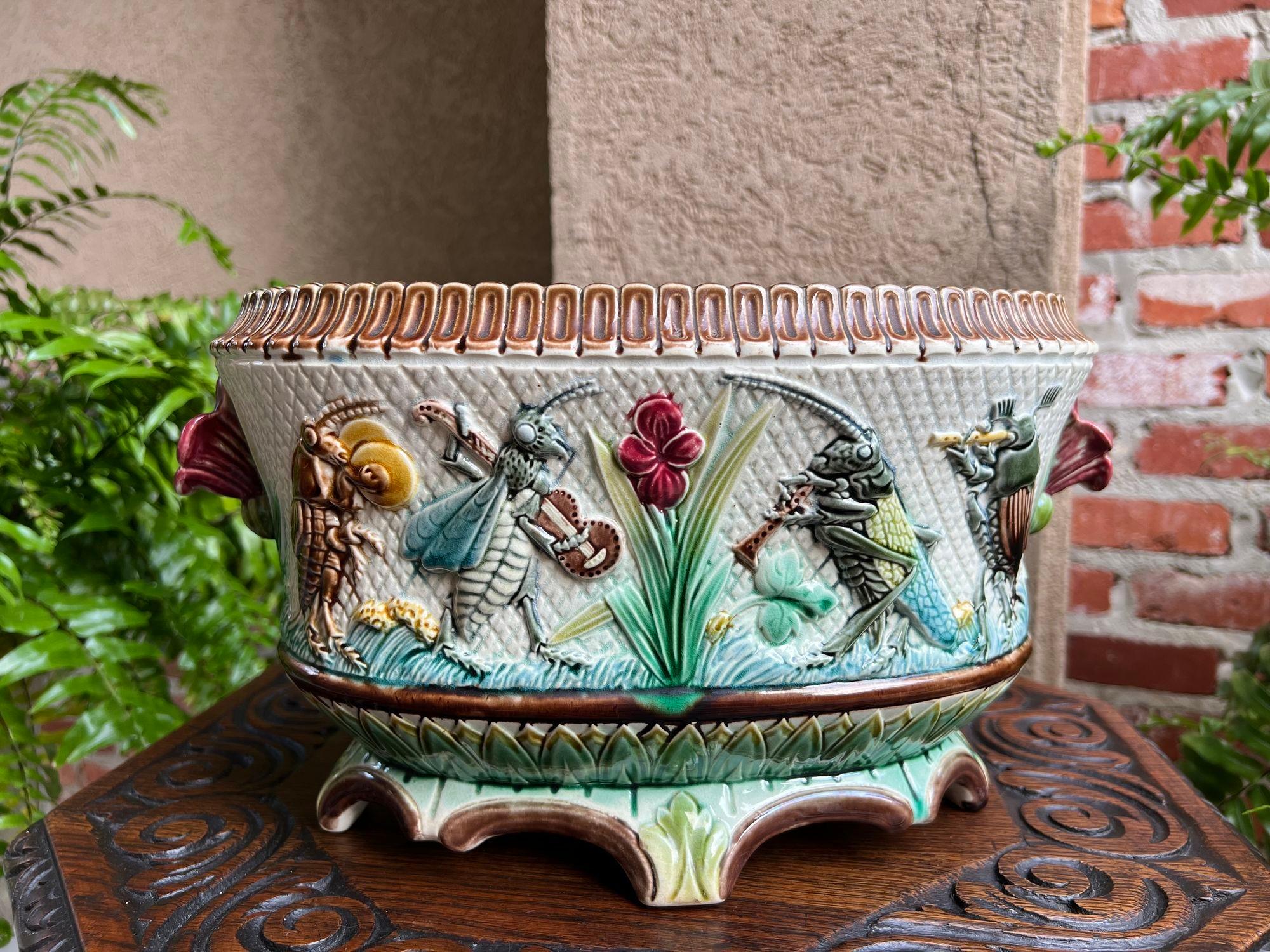 Jardinière ancienne en majolique française Grillons Insectes Musiciens Cache Pot Planter.

En provenance directe de France, une rare et magnifique jardinière ou cache pot en majolique française ancienne du 19ème siècle !
Ce design unique et assez