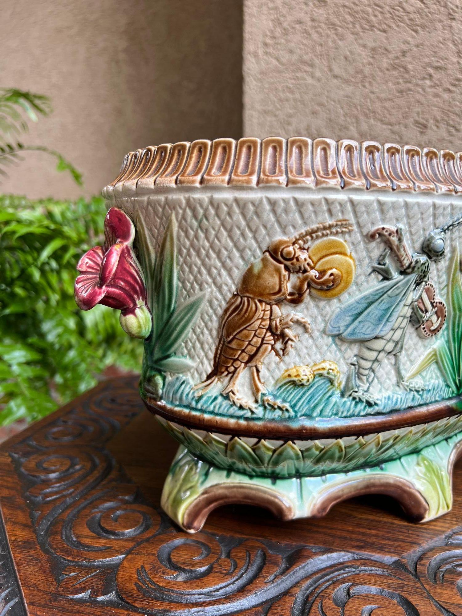 Français Jardinière ancienne en majolique française Grillons Insectes Musiciens Cache Pot Planter