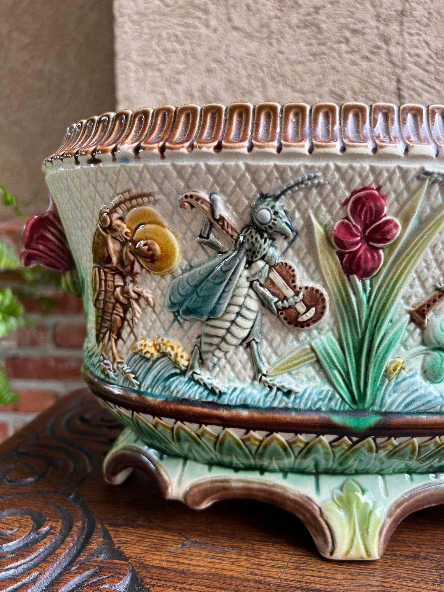 Peint à la main Jardinière ancienne en majolique française Grillons Insectes Musiciens Cache Pot Planter