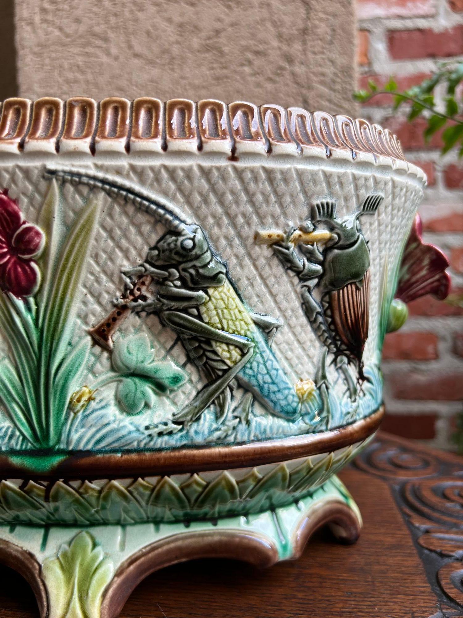 XIXe siècle Jardinière ancienne en majolique française Grillons Insectes Musiciens Cache Pot Planter