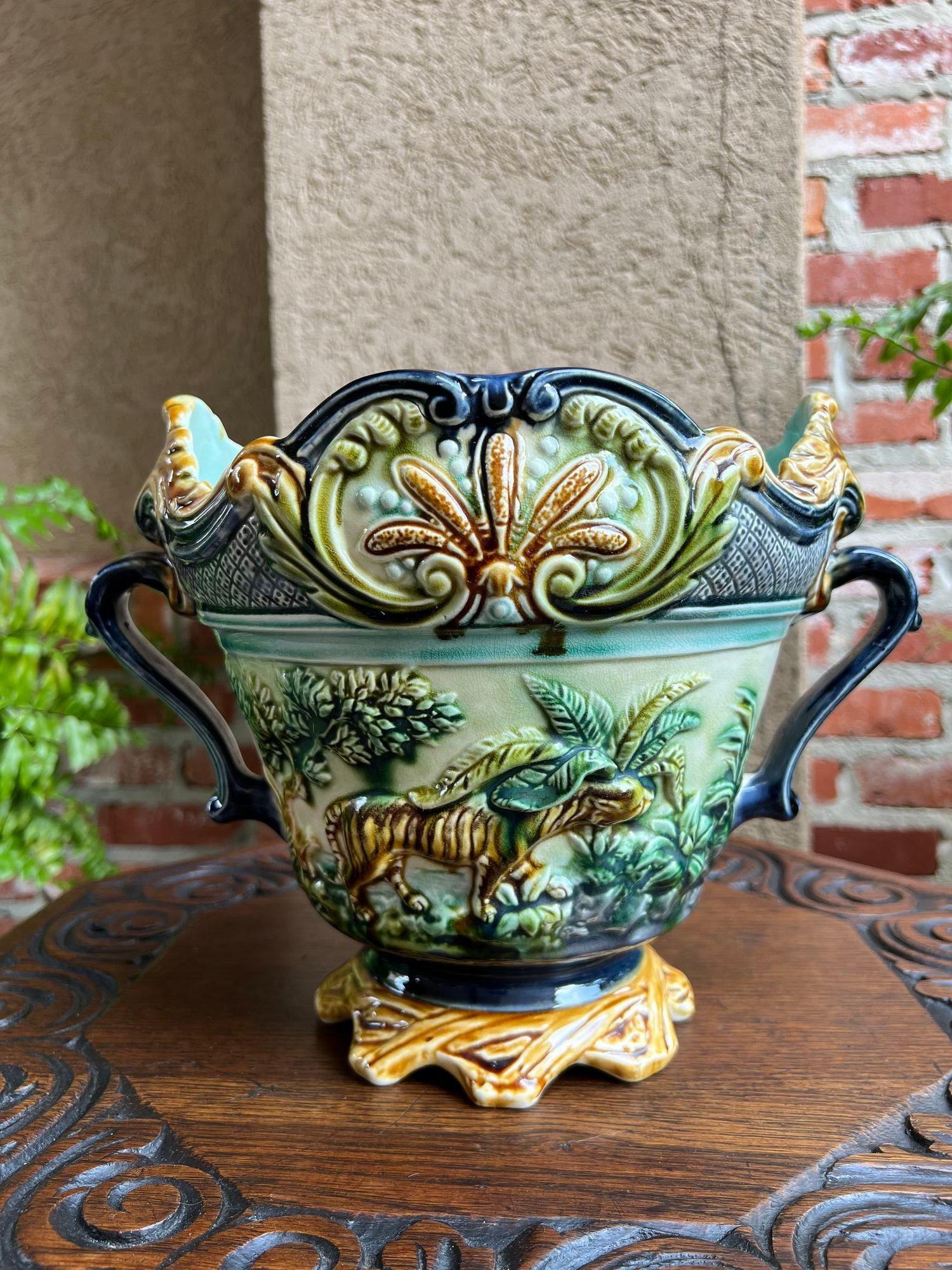 Jardinière française ancienne en majolique Onnaing Tiger Monkey Jungle Cache Pot Planter en vente 5