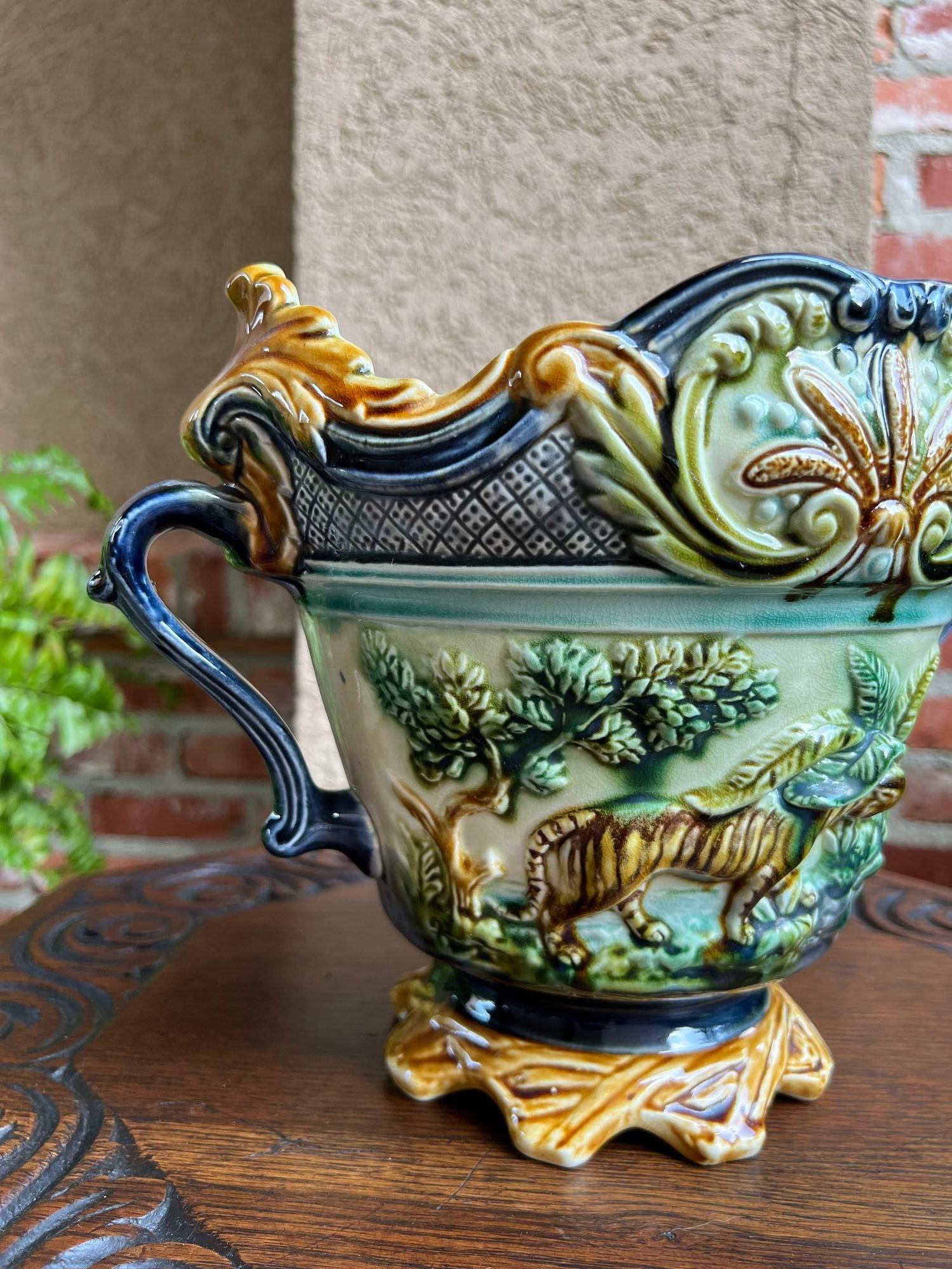 Jardinière française ancienne en majolique Onnaing Tiger Monkey Jungle Cache Pot Planter en vente 9