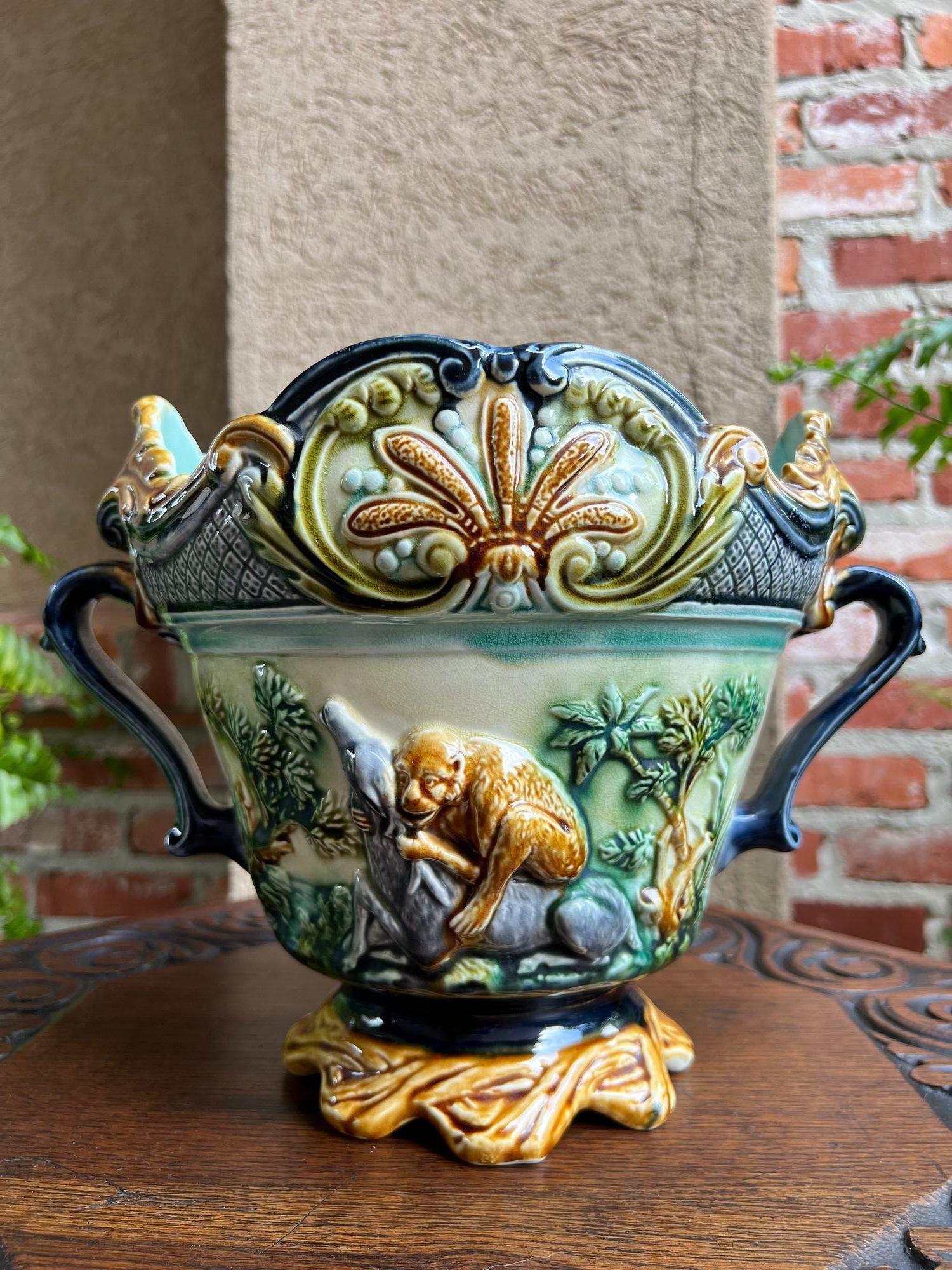 Provincial français Jardinière française ancienne en majolique Onnaing Tiger Monkey Jungle Cache Pot Planter en vente