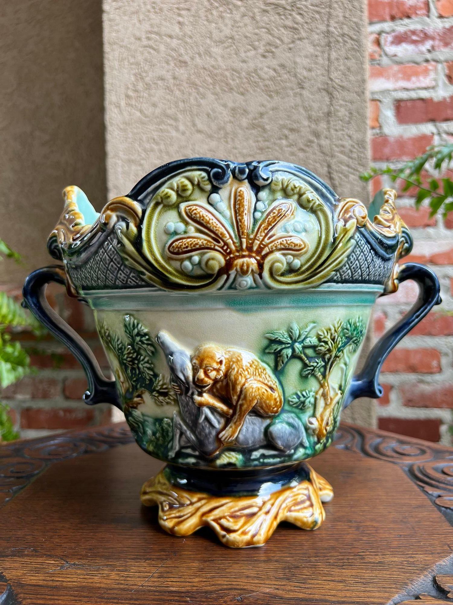 Français Jardinière française ancienne en majolique Onnaing Tiger Monkey Jungle Cache Pot Planter en vente
