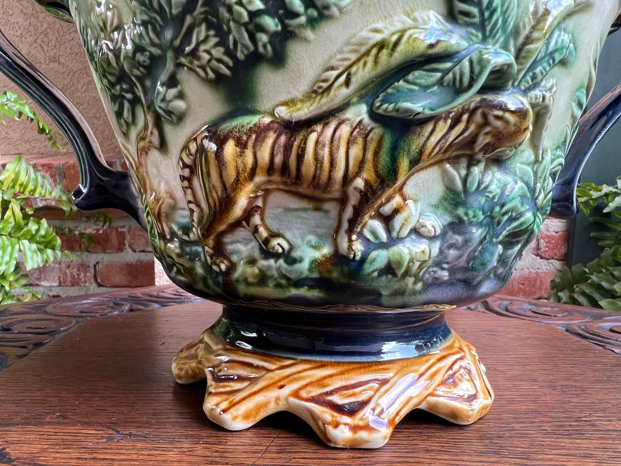 Peint à la main Jardinière française ancienne en majolique Onnaing Tiger Monkey Jungle Cache Pot Planter en vente
