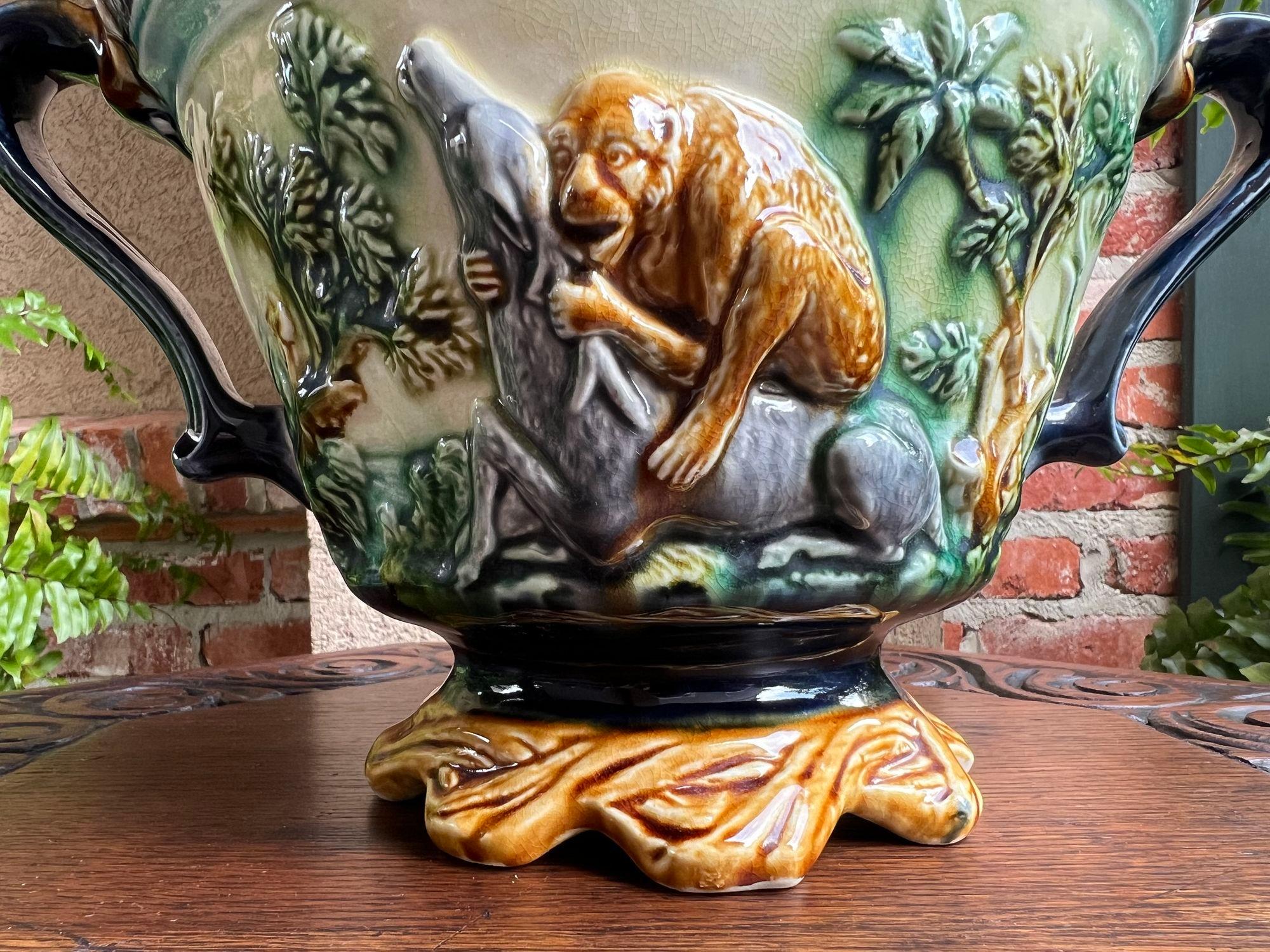 Jardinière française ancienne en majolique Onnaing Tiger Monkey Jungle Cache Pot Planter Bon état - En vente à Shreveport, LA
