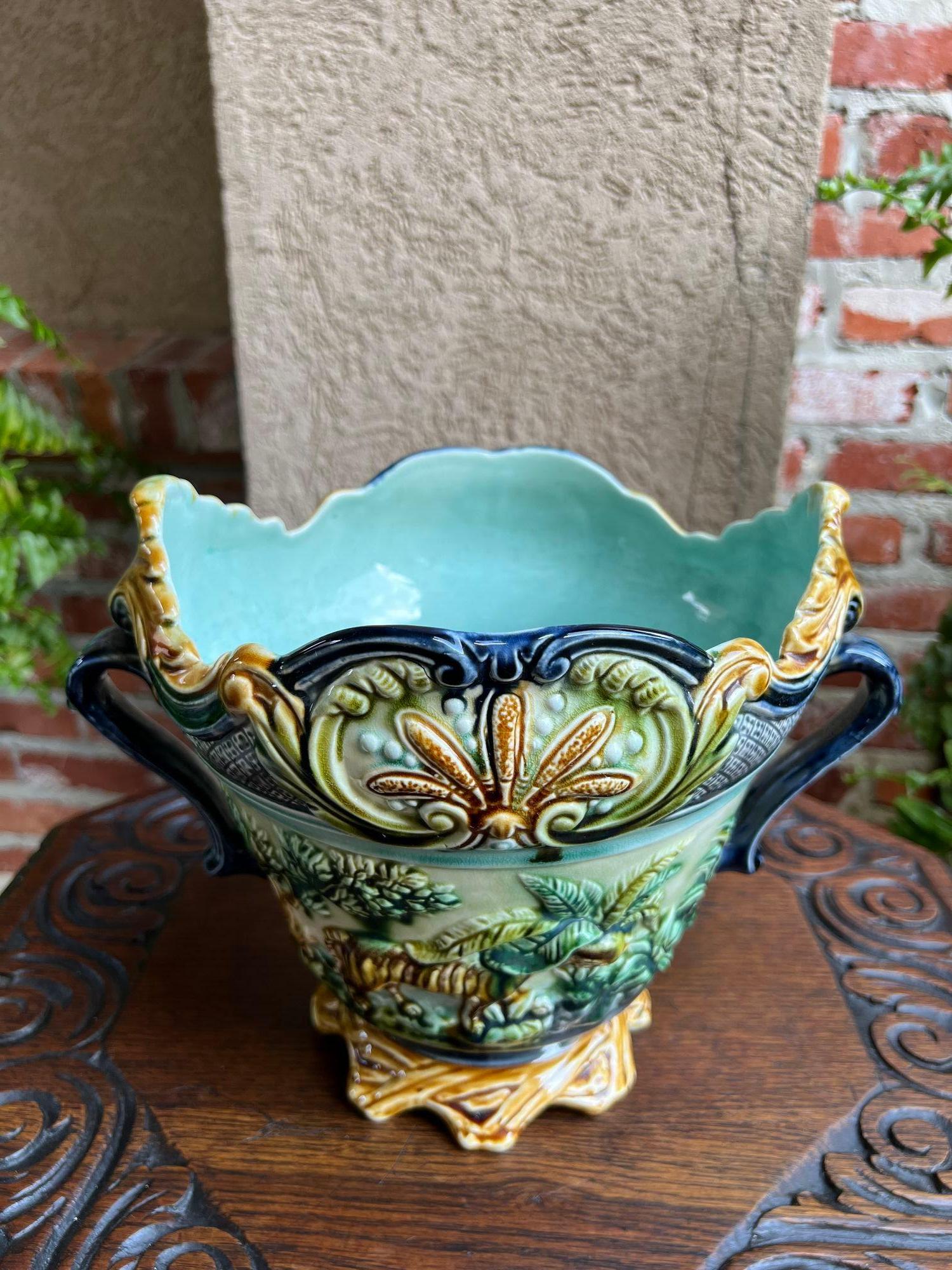XIXe siècle Jardinière française ancienne en majolique Onnaing Tiger Monkey Jungle Cache Pot Planter en vente
