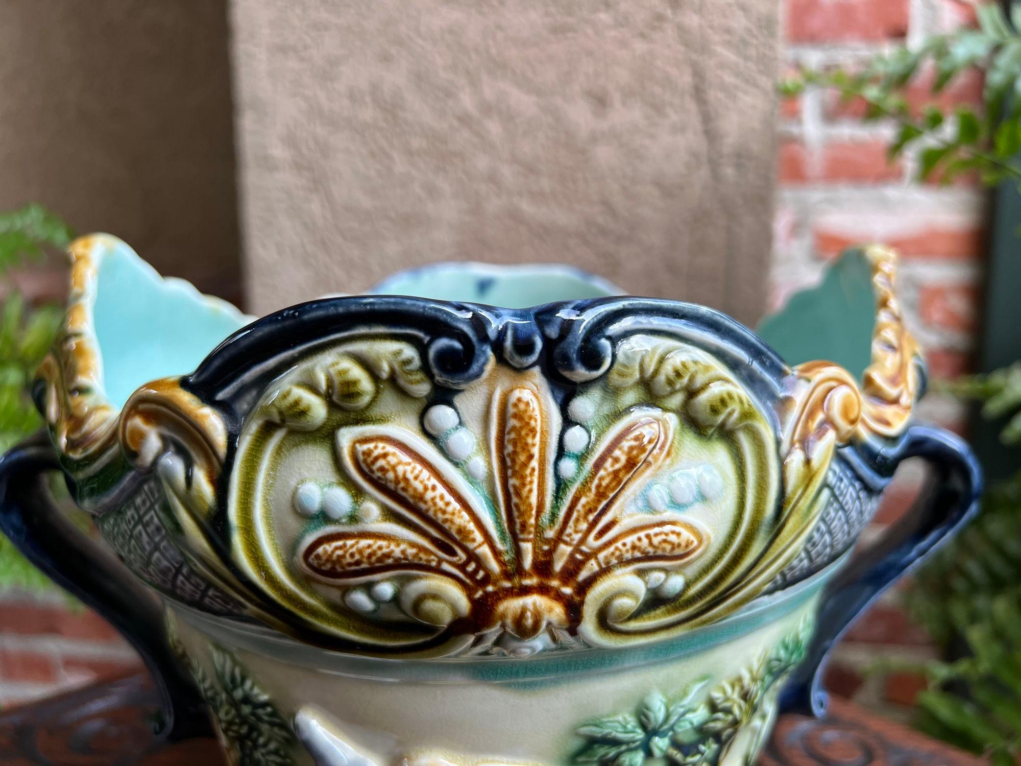 Majolique Jardinière française ancienne en majolique Onnaing Tiger Monkey Jungle Cache Pot Planter en vente