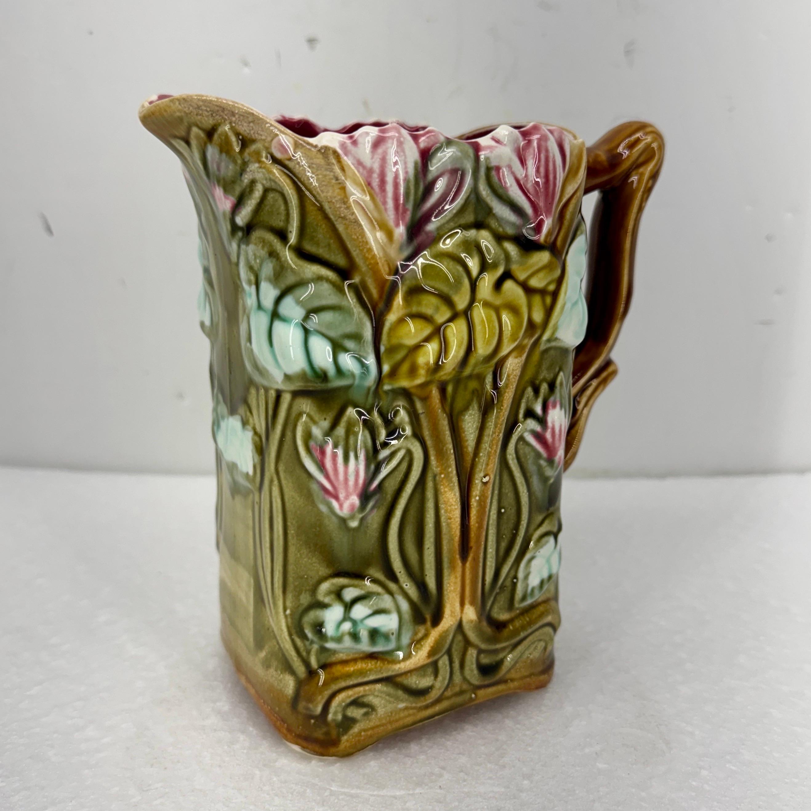 Art nouveau Pichet ancien en majolique de La Faïencerie d'Onnaing en vente