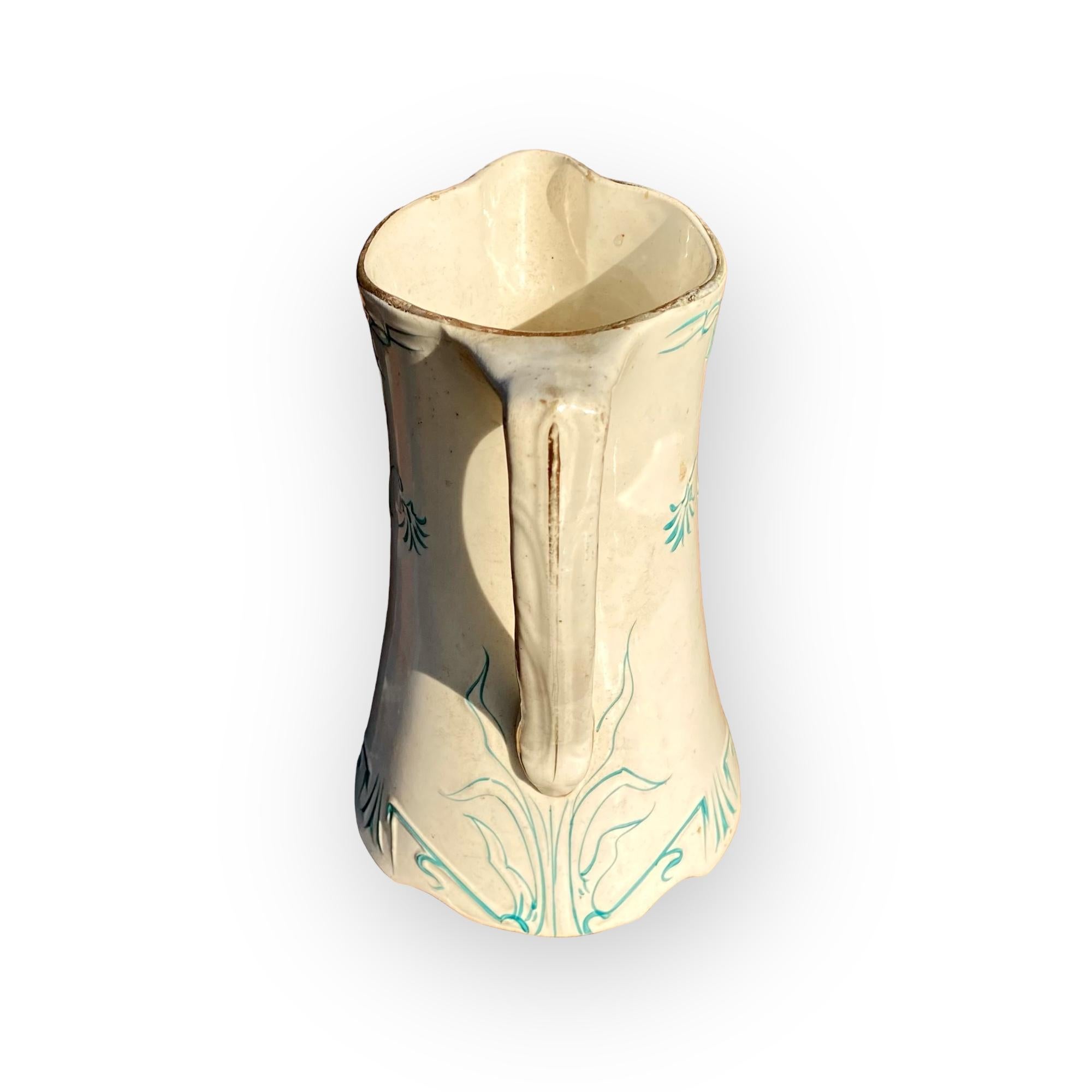 Antique French Majolica Pitcher by Saint Amand et Hamage Nord. In condizioni buone in vendita a New Orleans, LA