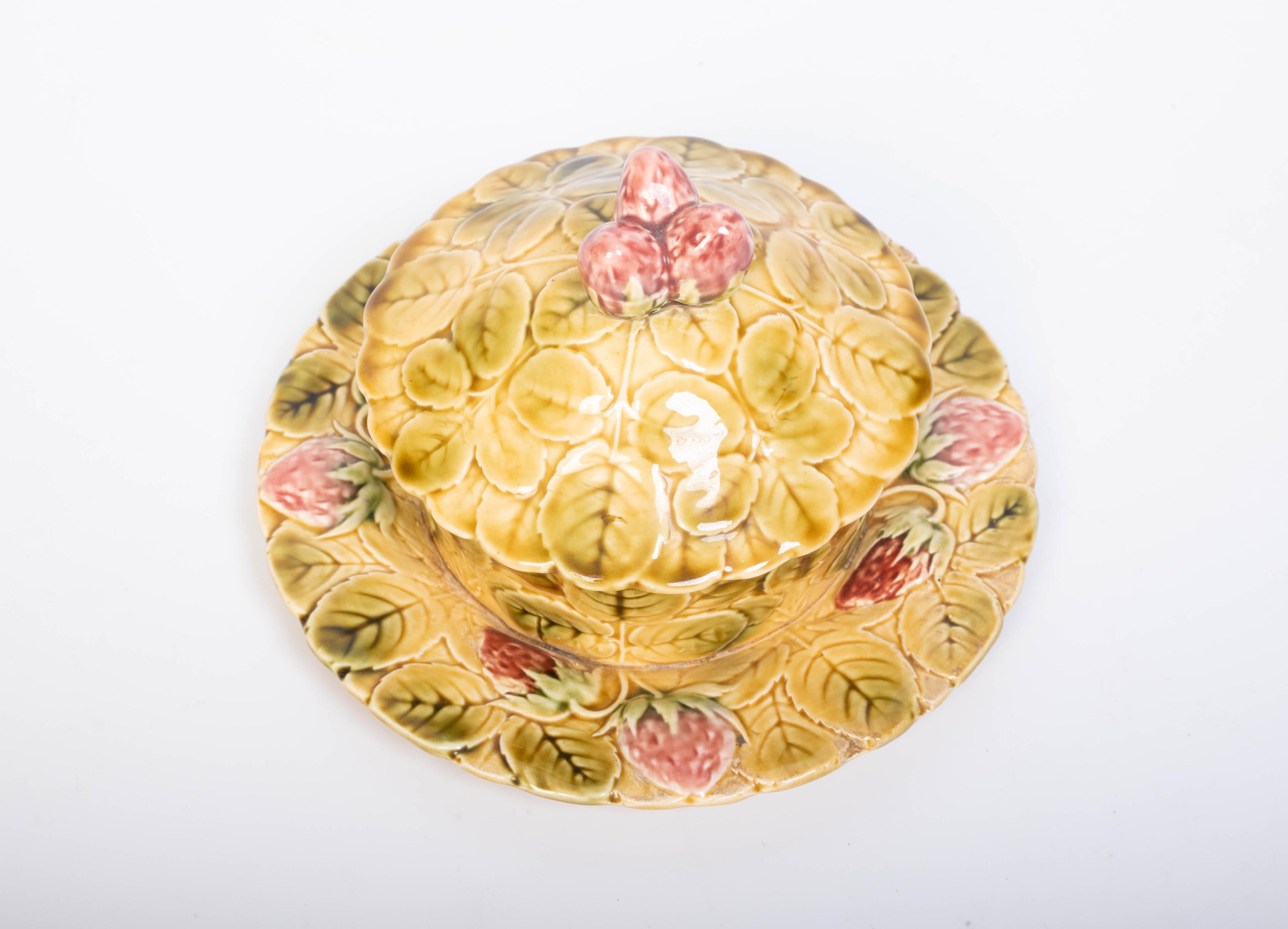 Antique French Majolica Sarreguemines Preserve Pot C.1920

In excellent condition commensurate of age.