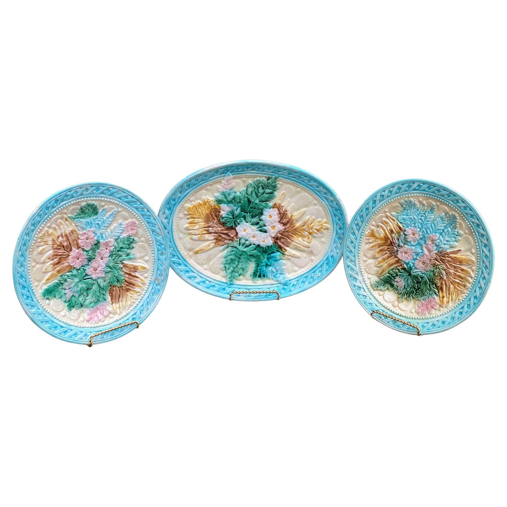 Ensemble de 3 assiettes en majolique française ancienne à motifs floraux vert pastel, rose et bleu