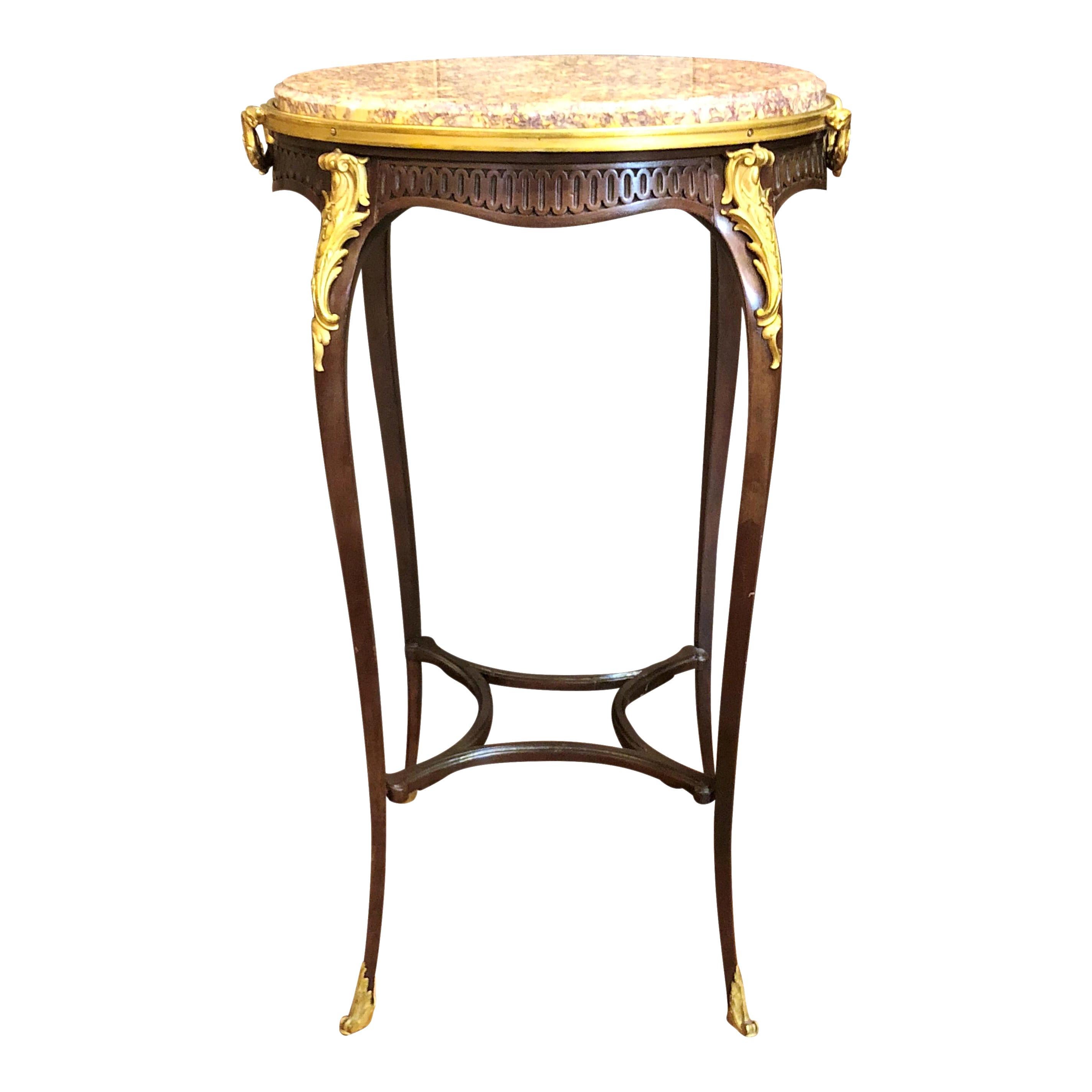 Ancienne table d'appoint française en acajou avec plateau en marbre et montures en bronze doré