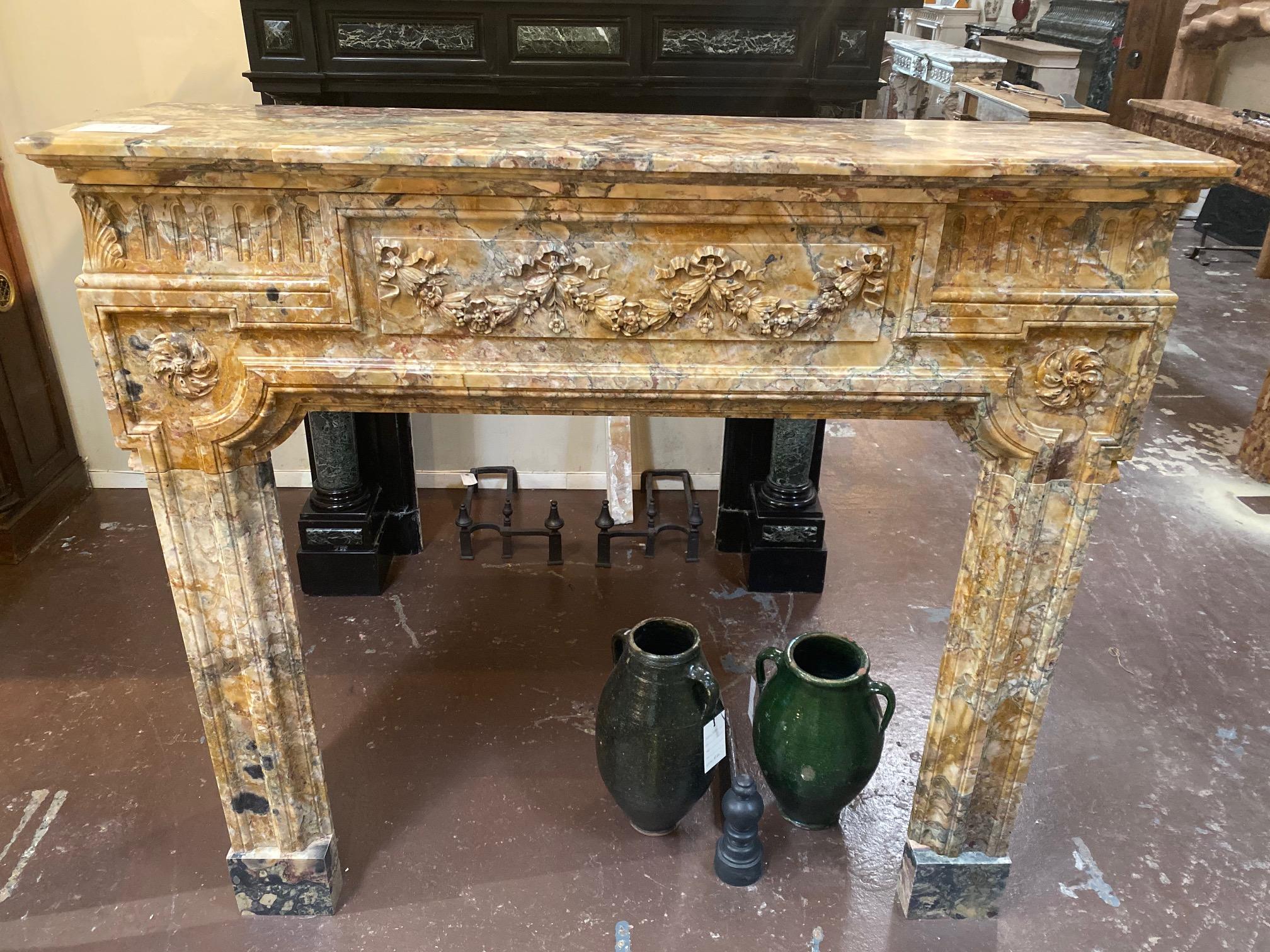 This golden-hued marble mantel originates from France circa 1820 and is made of Italian marble. 

Measurements: 60.5