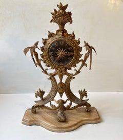 Antiguo reloj de chimenea francés de latón dorado y mármol, siglo XIX Eclecticismo