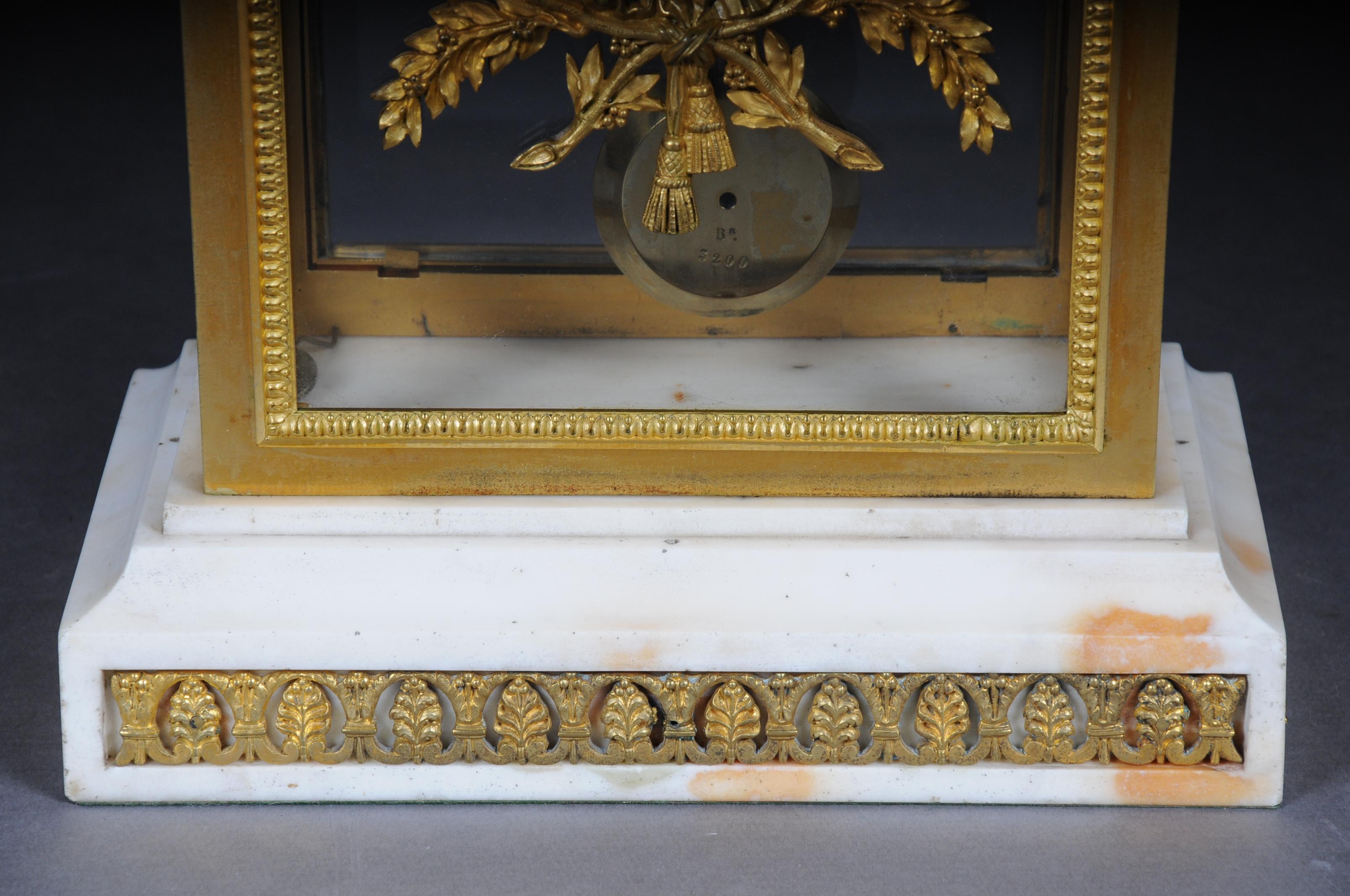 Antiker französischer Kaminsims / Uhr, Deniere a Paris, um 1880

Rundum verglastes, feuervergoldetes Bronzegehäuse mit Reliefdekor, auf Alabastersockel. Eintürig, weißes Emailzifferblatt mit schwarzen, römischen und arabischen Ziffern, ausgesägten