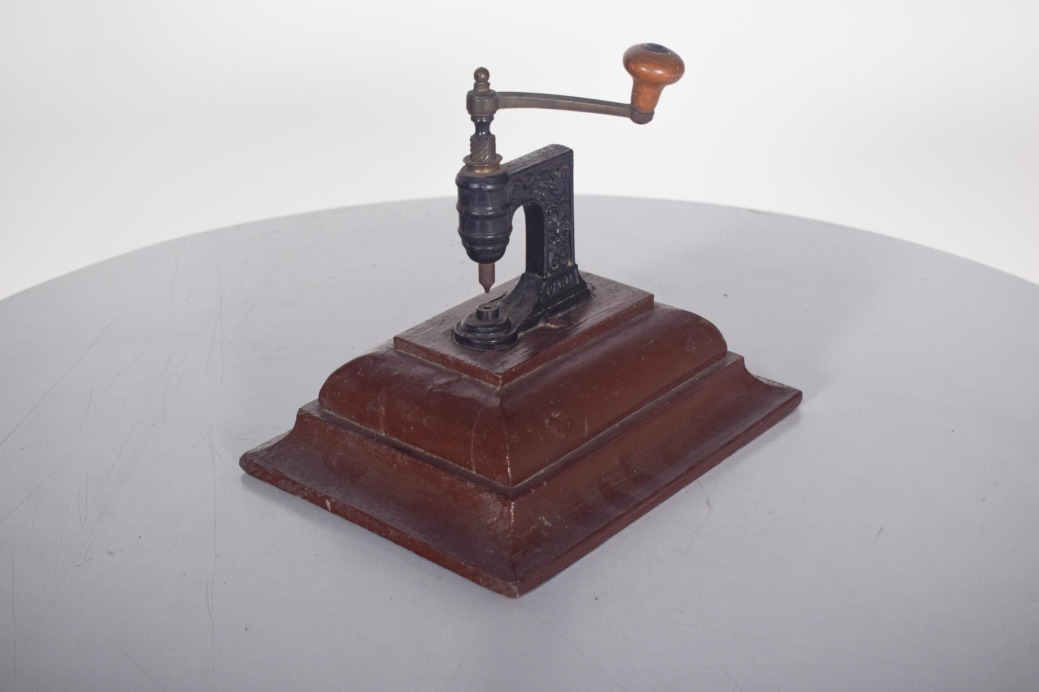 Moderno Antique French Macchina manuale per fare i buchi in vendita