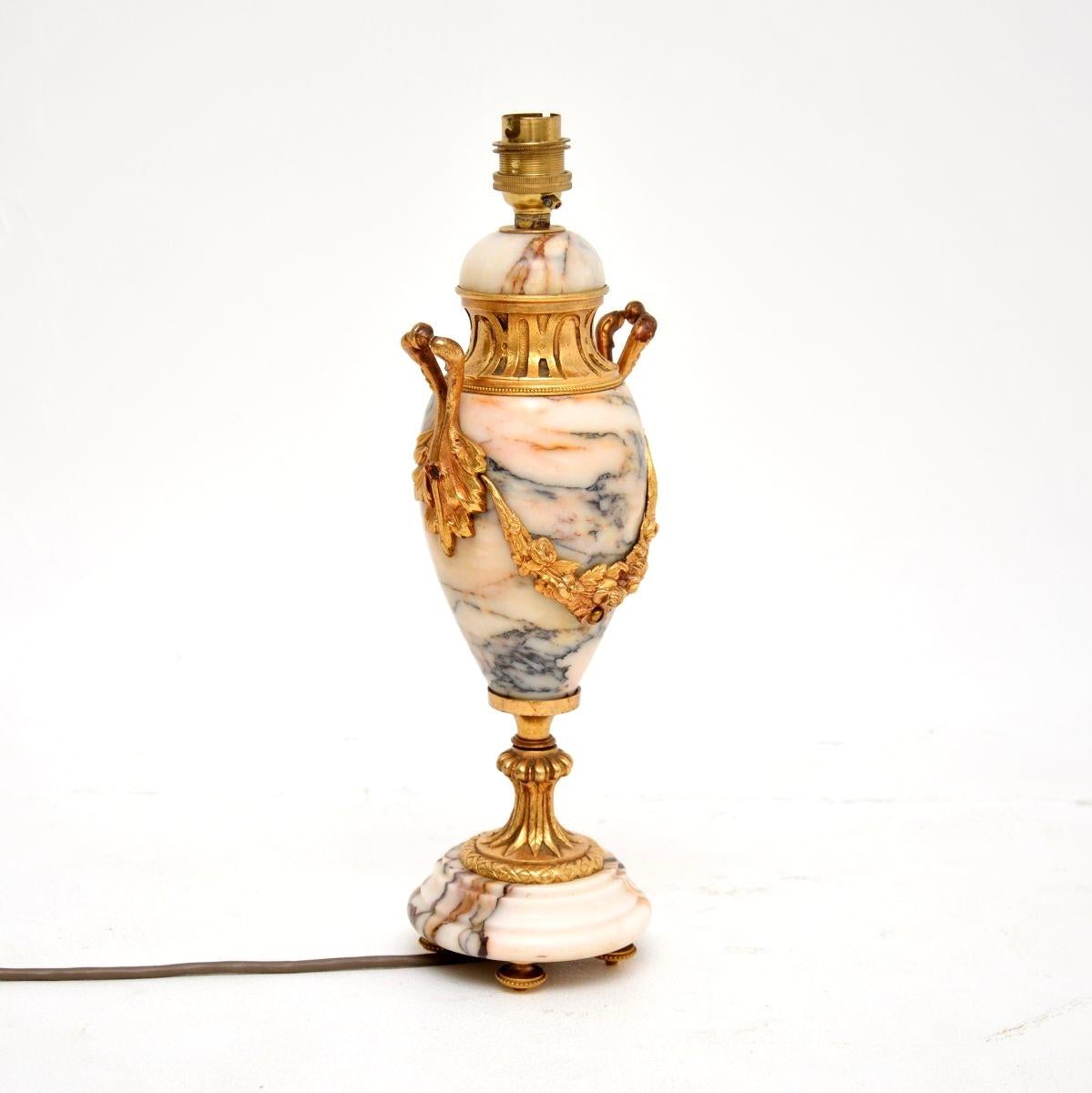 Preciosa lámpara de sobremesa antigua francesa de mármol y bronce dorado. Fabricado en Francia, data aproximadamente del periodo 1890-1910.

Es de una calidad excepcional y tiene un tamaño precioso, con un diseño en forma de urna. Las decoraciones