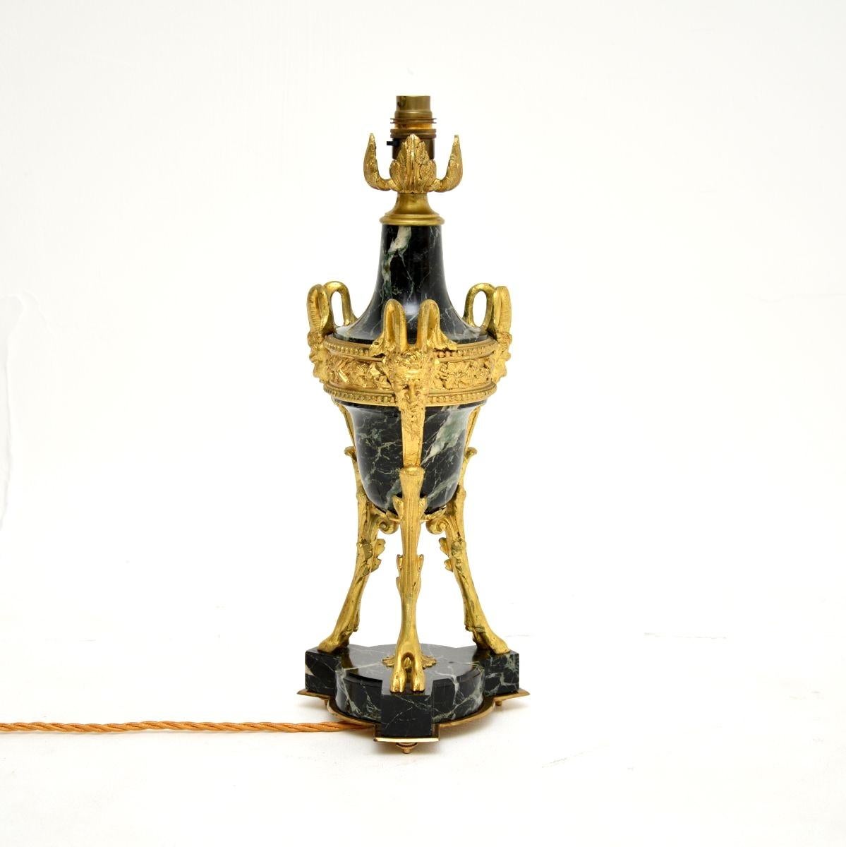 Preciosa lámpara de sobremesa antigua francesa de mármol y bronce dorado. Fabricado en Francia, data aproximadamente del periodo 1890-1910.

Es de una calidad excepcional y tiene un tamaño precioso. Las decoraciones de bronce dorado están finamente