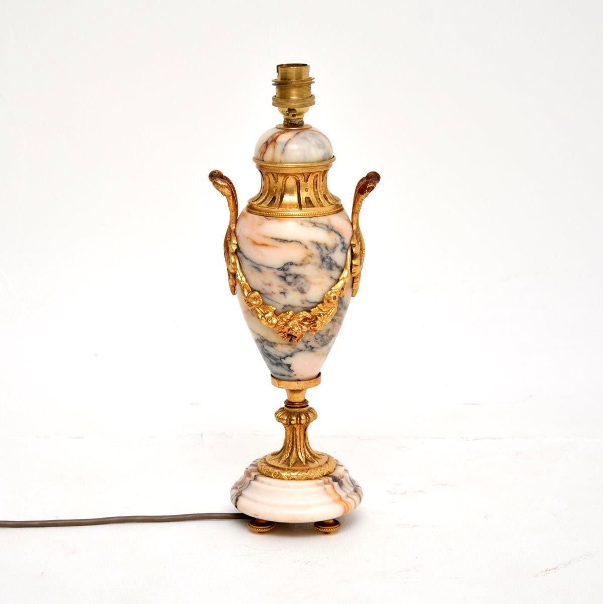 Lámpara de mesa antigua francesa de mármol y bronce dorado Luis XV en venta
