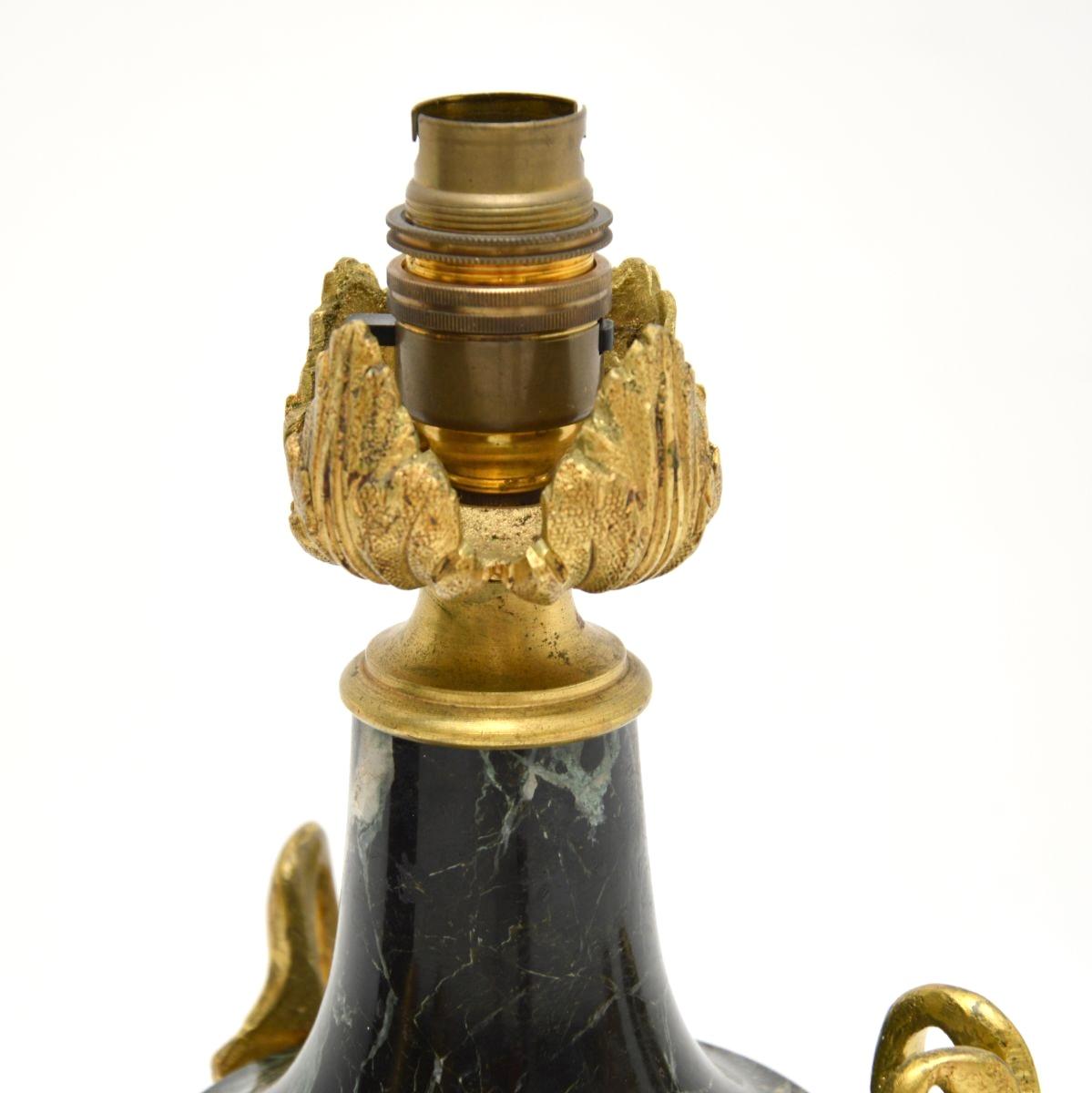 Lámpara de mesa antigua francesa de mármol y bronce dorado Luis XV en venta