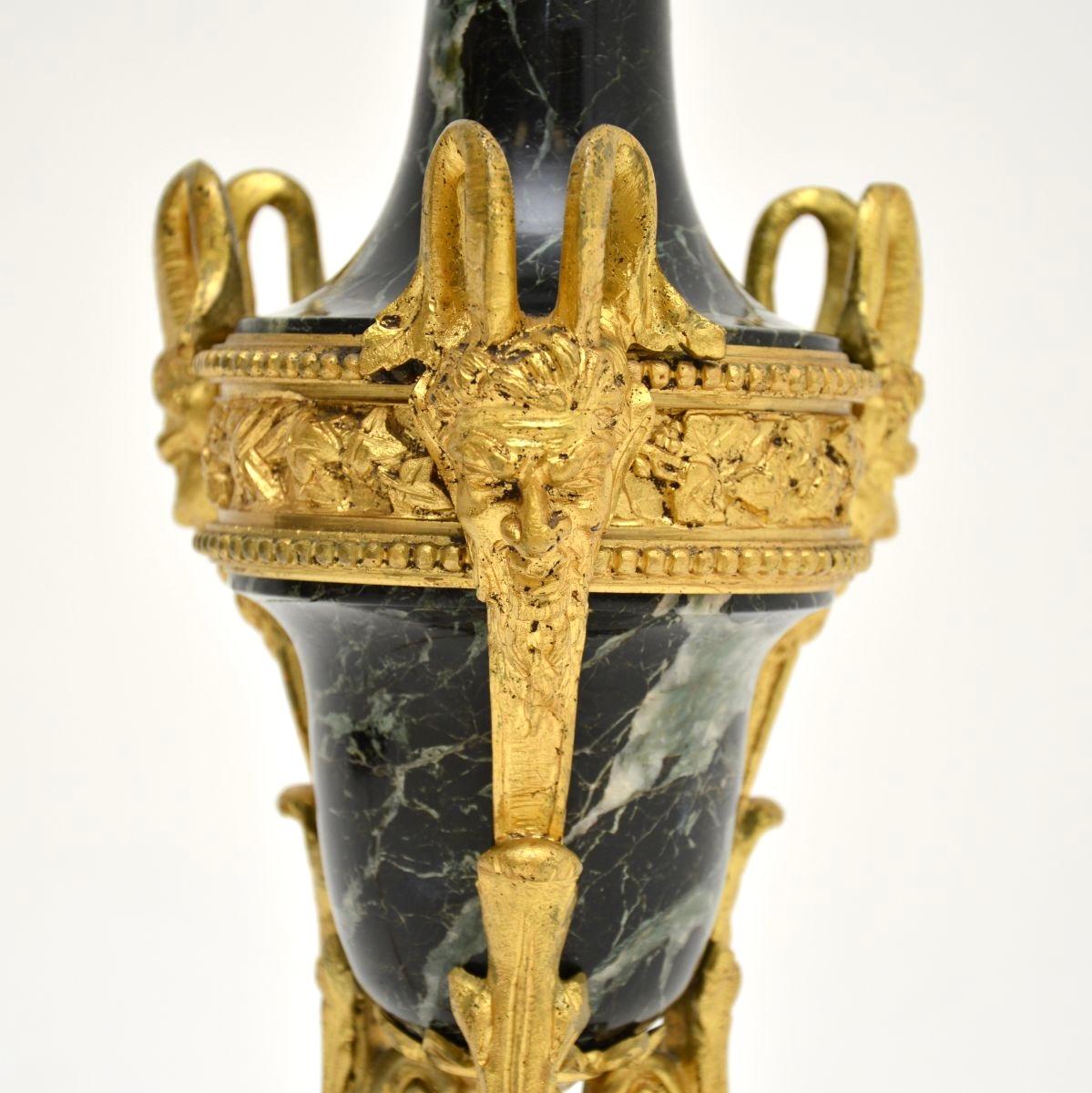 Lámpara de mesa antigua francesa de mármol y bronce dorado Dorado en venta