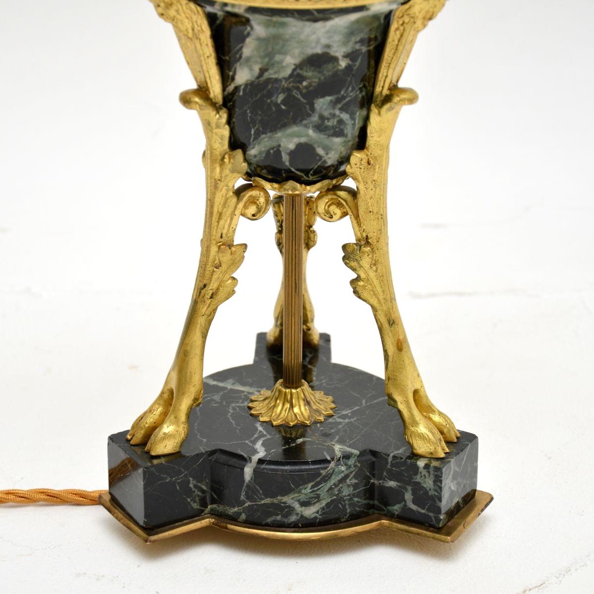 Lámpara de mesa antigua francesa de mármol y bronce dorado en Bueno estado para la venta en London, GB
