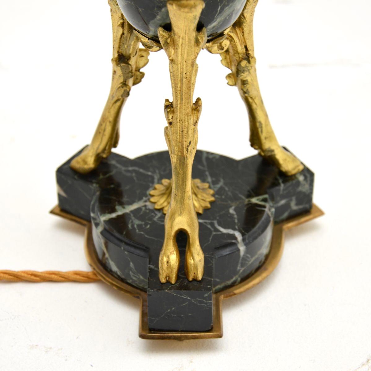 Lámpara de mesa antigua francesa de mármol y bronce dorado Fines del siglo XIX en venta