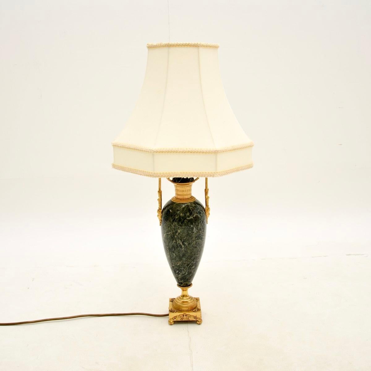 Très belle lampe de table ancienne en marbre et métal doré, datant de la période 1890-1910.

La qualité est superbe, la taille est impressionnante et le design est magnifique. Le marbre vert présente des couleurs étonnantes et il est orné de